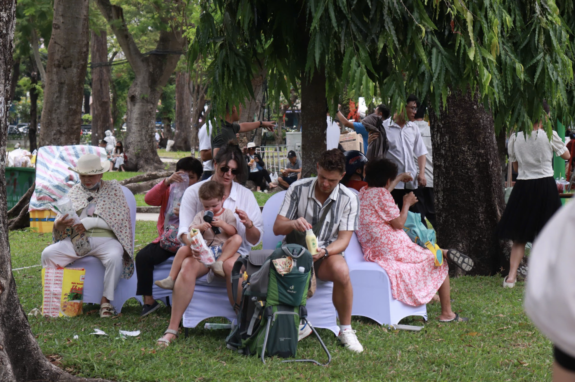 Lễ hội b&aacute;nh m&igrave; ở trung t&acirc;m TP.HCM: Kh&aacute;ch T&acirc;y gh&eacute; ăn n&oacute;i điều bất ngờ - Ảnh 1.