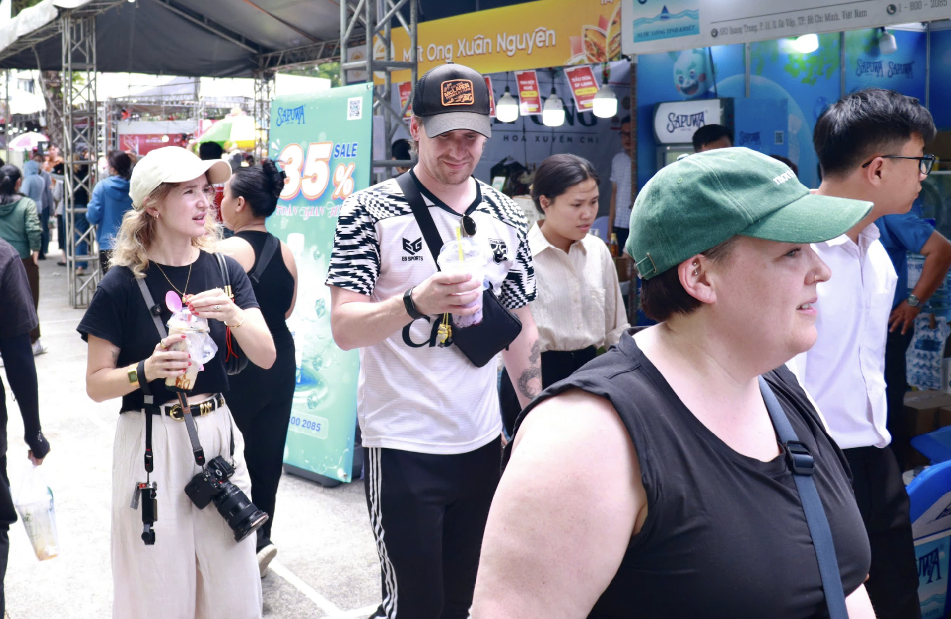 Lễ hội b&aacute;nh m&igrave; ở trung t&acirc;m TP.HCM: Kh&aacute;ch T&acirc;y gh&eacute; ăn n&oacute;i điều bất ngờ - Ảnh 5.