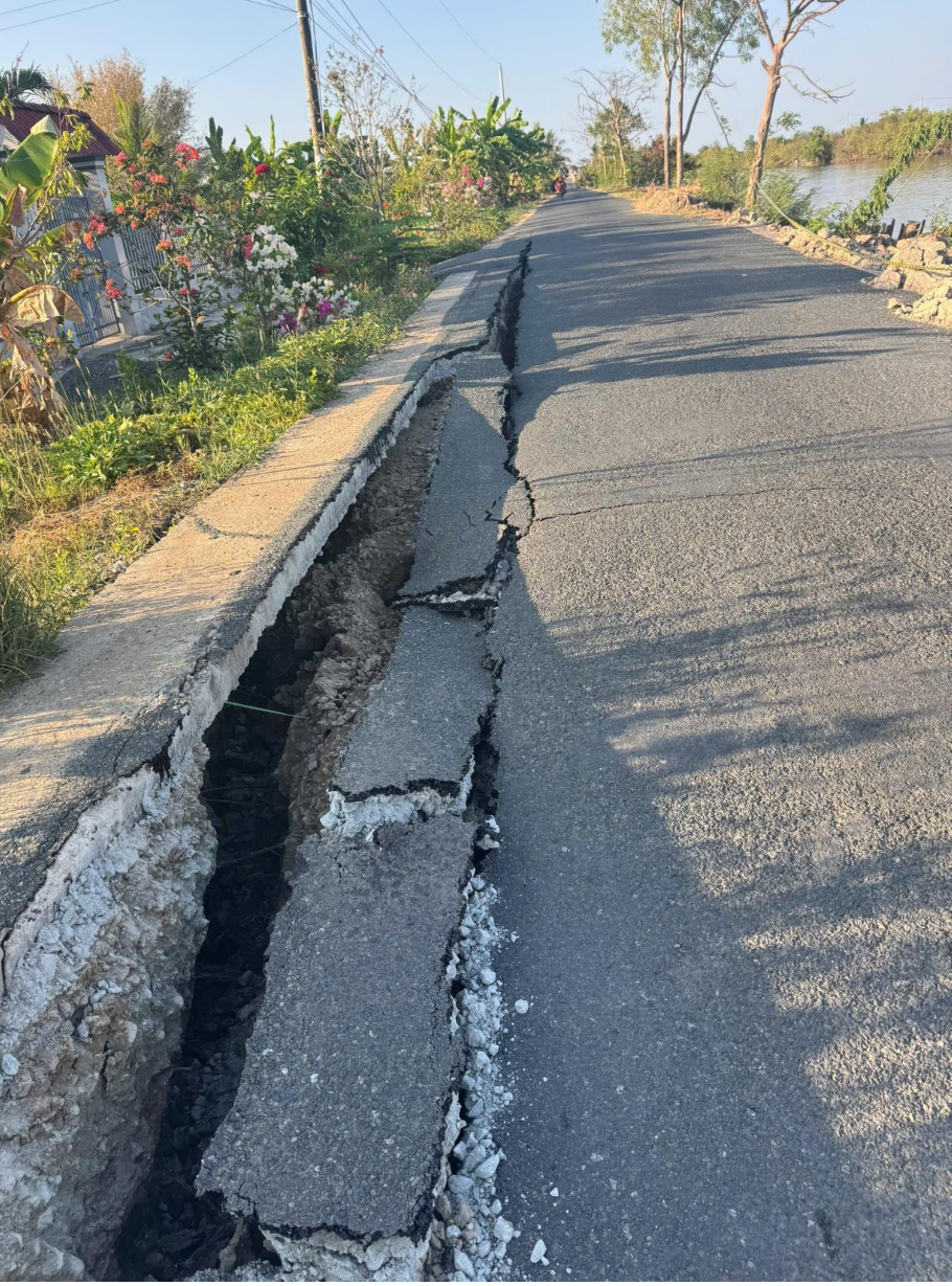 Lại xảy ra sụt lún lộ giao thông ở xã Cái Nước - Ảnh 1.