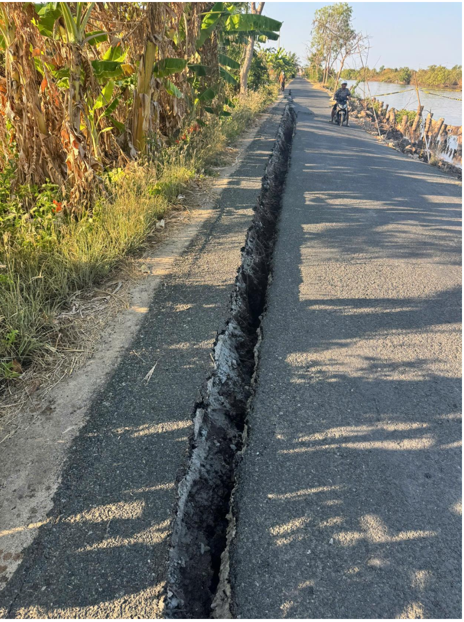 Lại xảy ra sụt lún lộ giao thông ở xã Cái Nước - Ảnh 3.