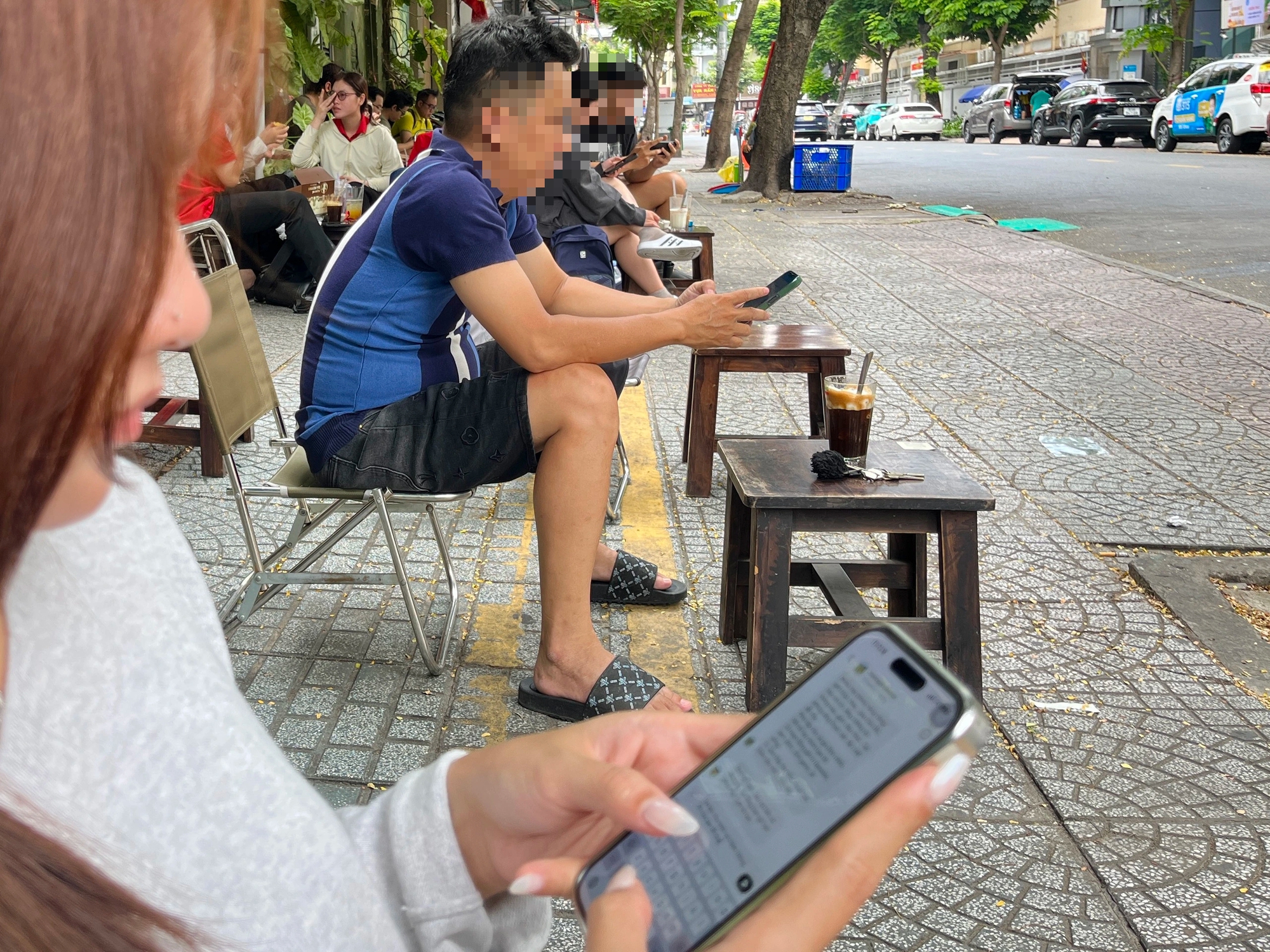 Nhiều người không biết phải làm gì nếu không có điện thoại - Ảnh 1.