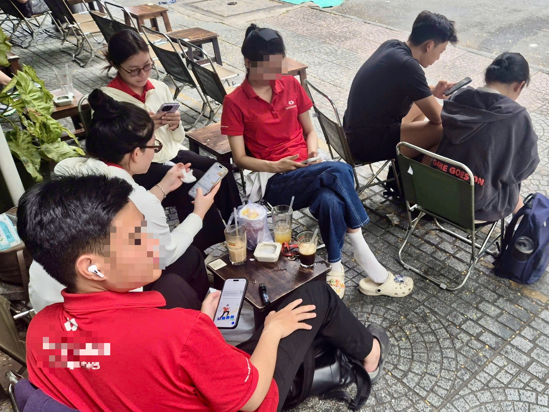 Nhiều người không biết phải làm gì nếu không có điện thoại - Ảnh 2.