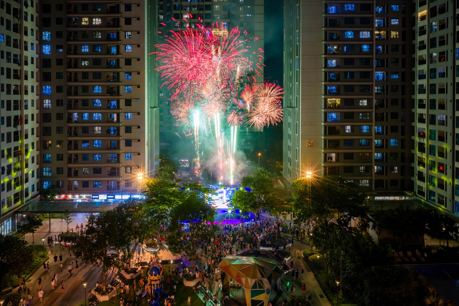 Dấu ấn rực rỡ của ROX Group qua các chặng đường kiến tạo - Ảnh 1.