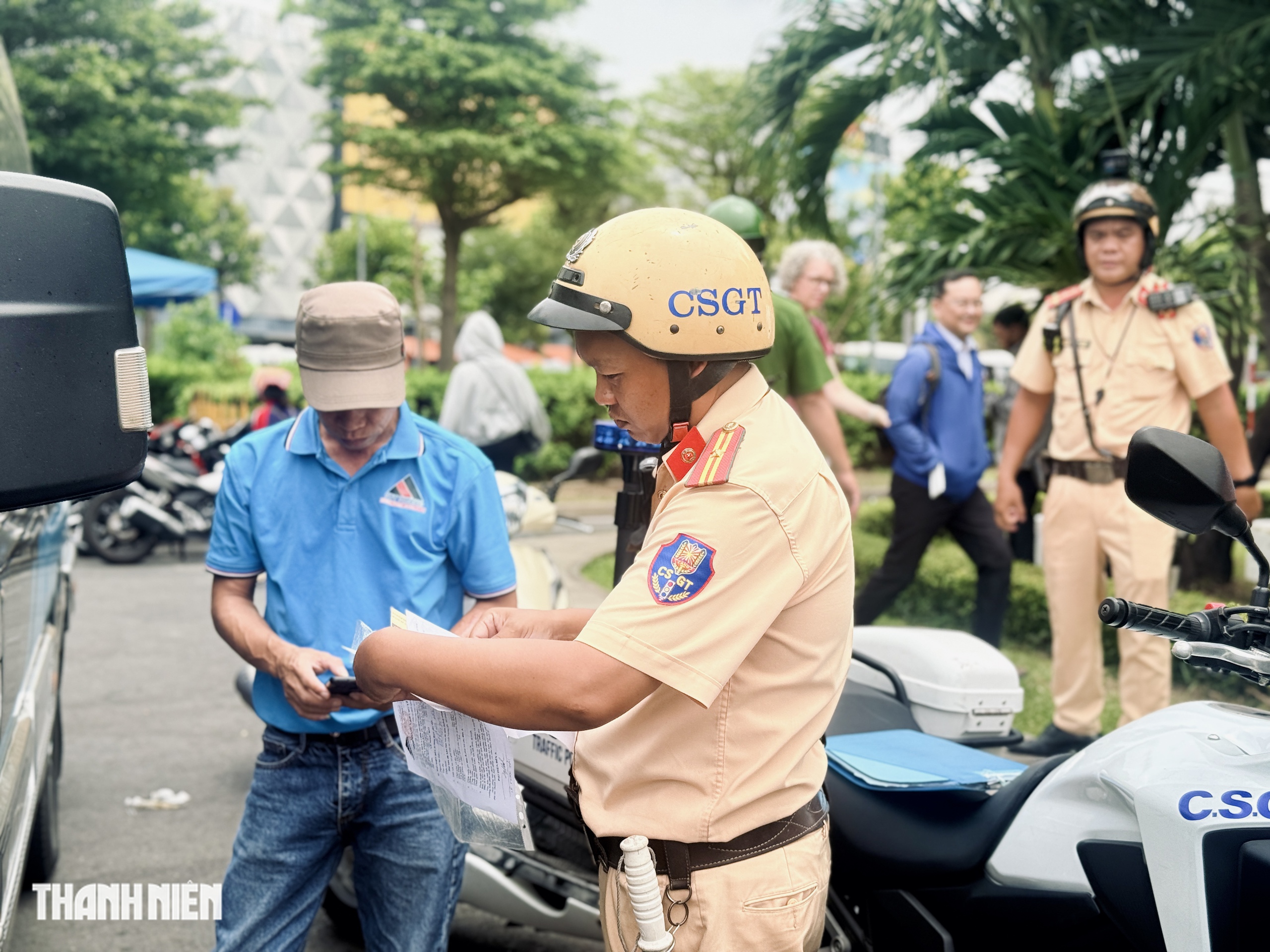 Dừng xe sai ở s&acirc;n bay T&acirc;n Sơn Nhất, nhiều t&agrave;i xế bị phạt 700.000 đồng - Ảnh 9.