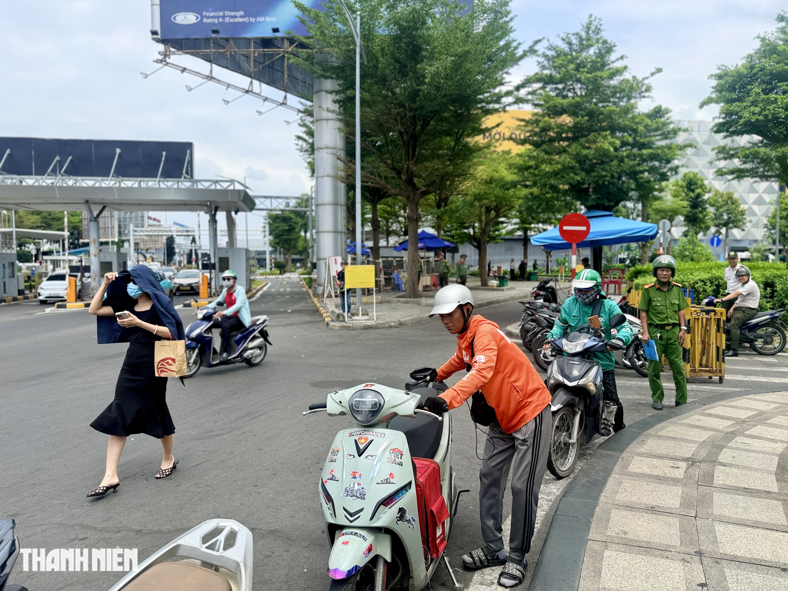 Dừng xe sai ở s&acirc;n bay T&acirc;n Sơn Nhất, nhiều t&agrave;i xế bị phạt 700.000 đồng - Ảnh 6.