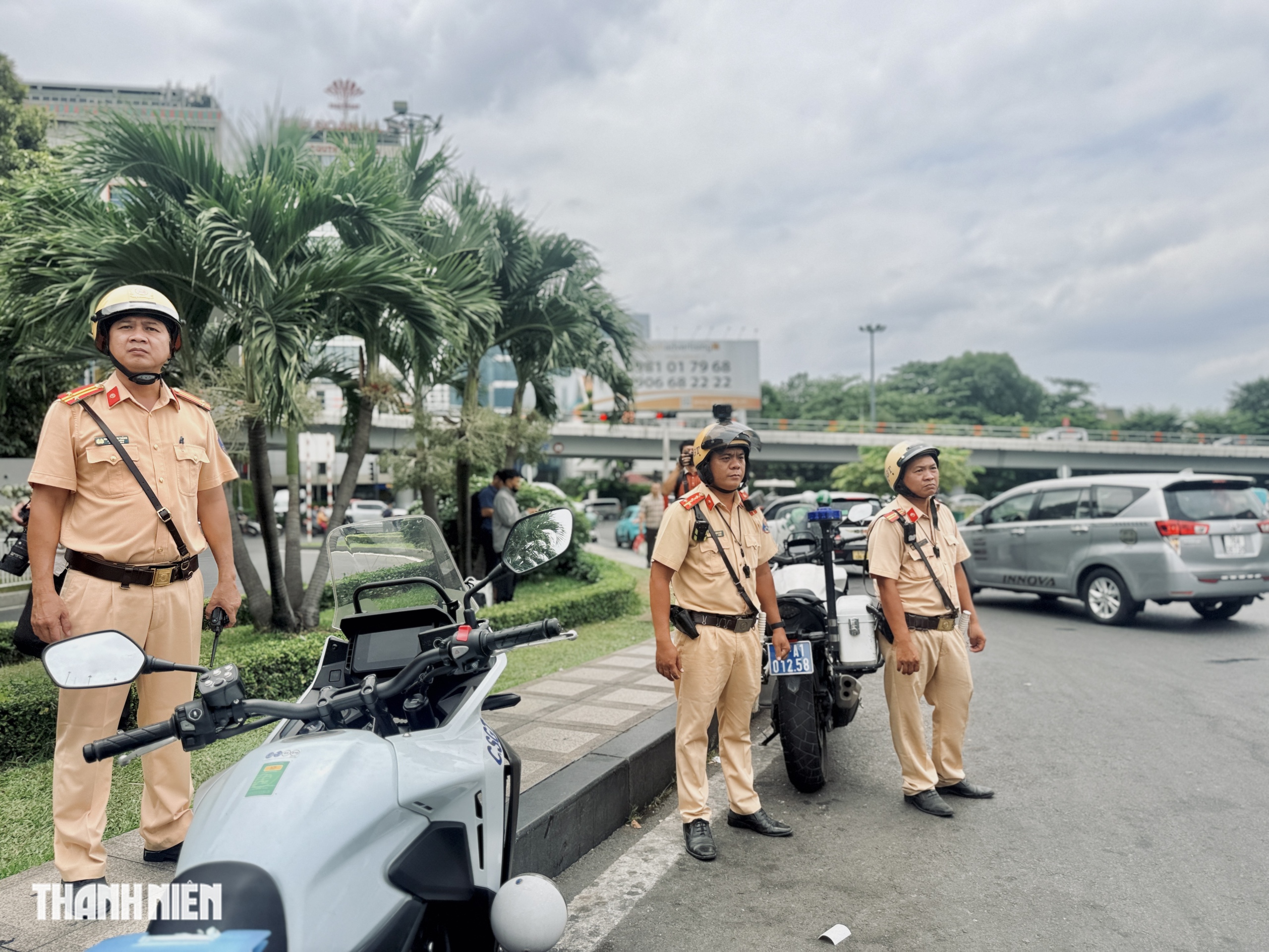 Dừng xe sai ở s&acirc;n bay T&acirc;n Sơn Nhất, nhiều t&agrave;i xế bị phạt 700.000 đồng - Ảnh 7.