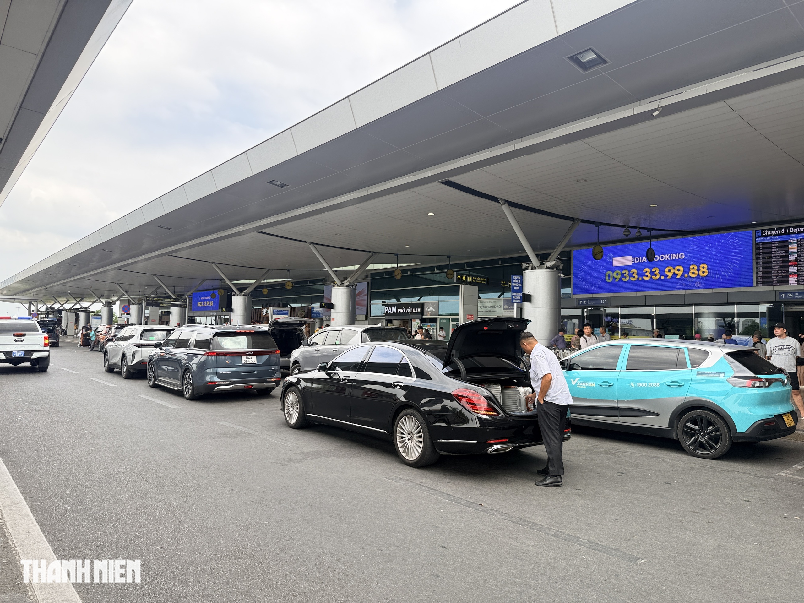 Dừng xe sai ở s&acirc;n bay T&acirc;n Sơn Nhất, nhiều t&agrave;i xế bị phạt 700.000 đồng - Ảnh 2.