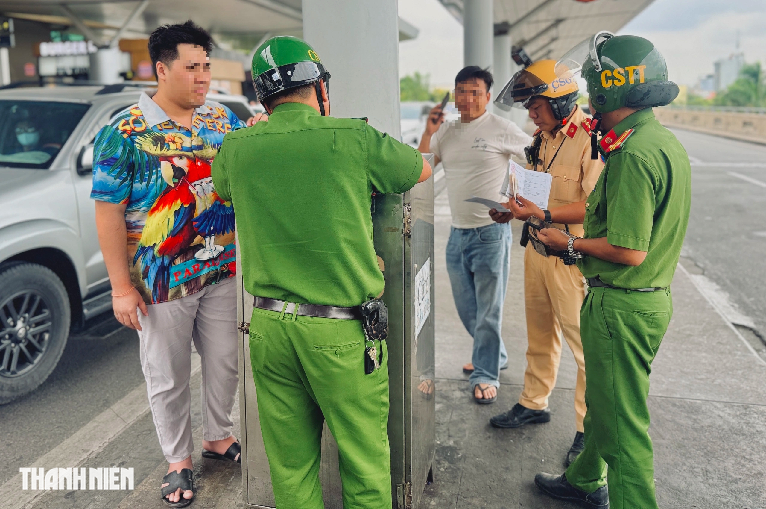 Dừng xe sai ở s&acirc;n bay T&acirc;n Sơn Nhất, nhiều t&agrave;i xế bị phạt 700.000 đồng - Ảnh 1.
