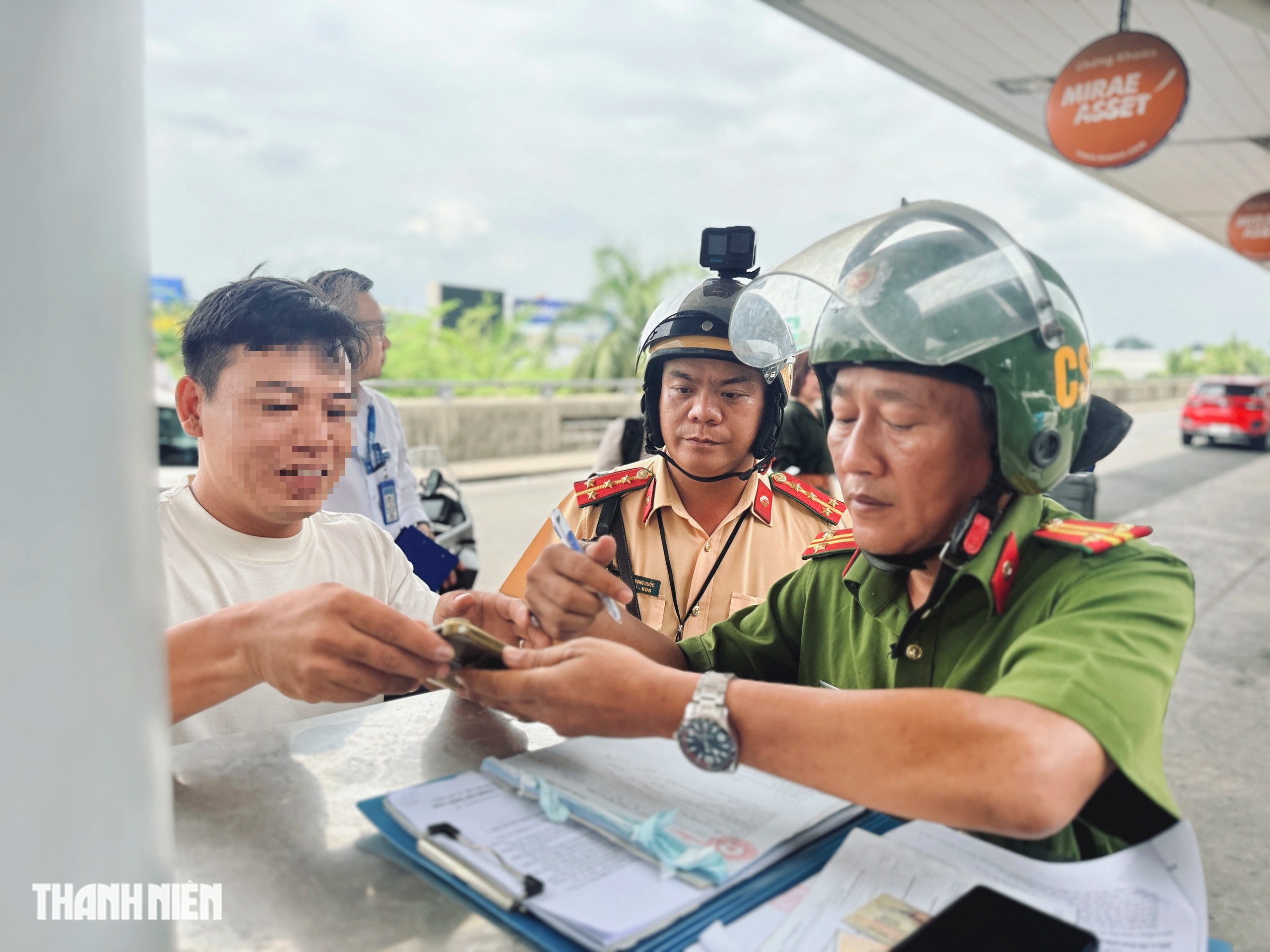 Dừng xe sai ở s&acirc;n bay T&acirc;n Sơn Nhất, nhiều t&agrave;i xế bị phạt 700.000 đồng - Ảnh 4.