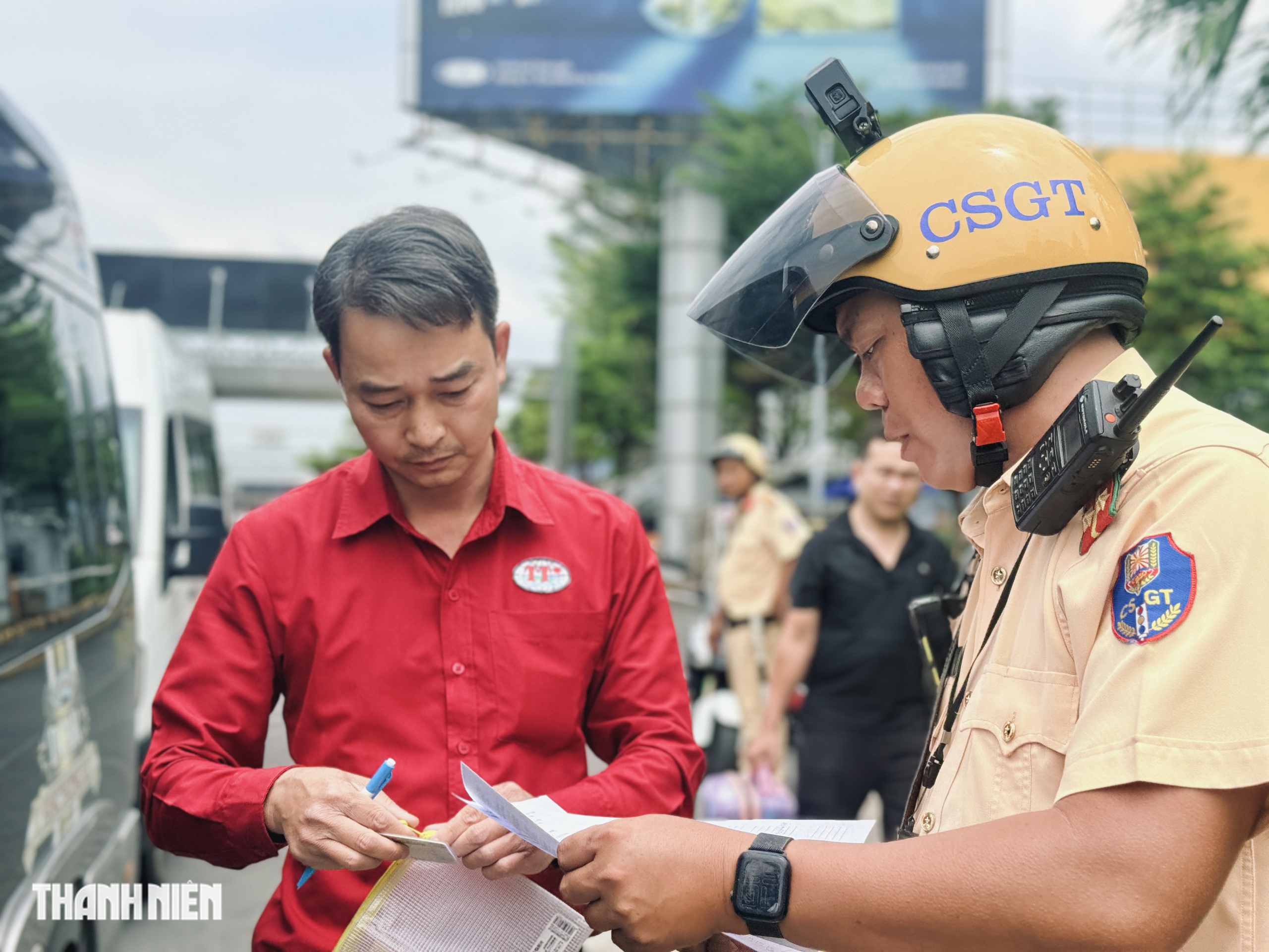 Dừng xe sai ở s&acirc;n bay T&acirc;n Sơn Nhất, nhiều t&agrave;i xế bị phạt 700.000 đồng - Ảnh 8.