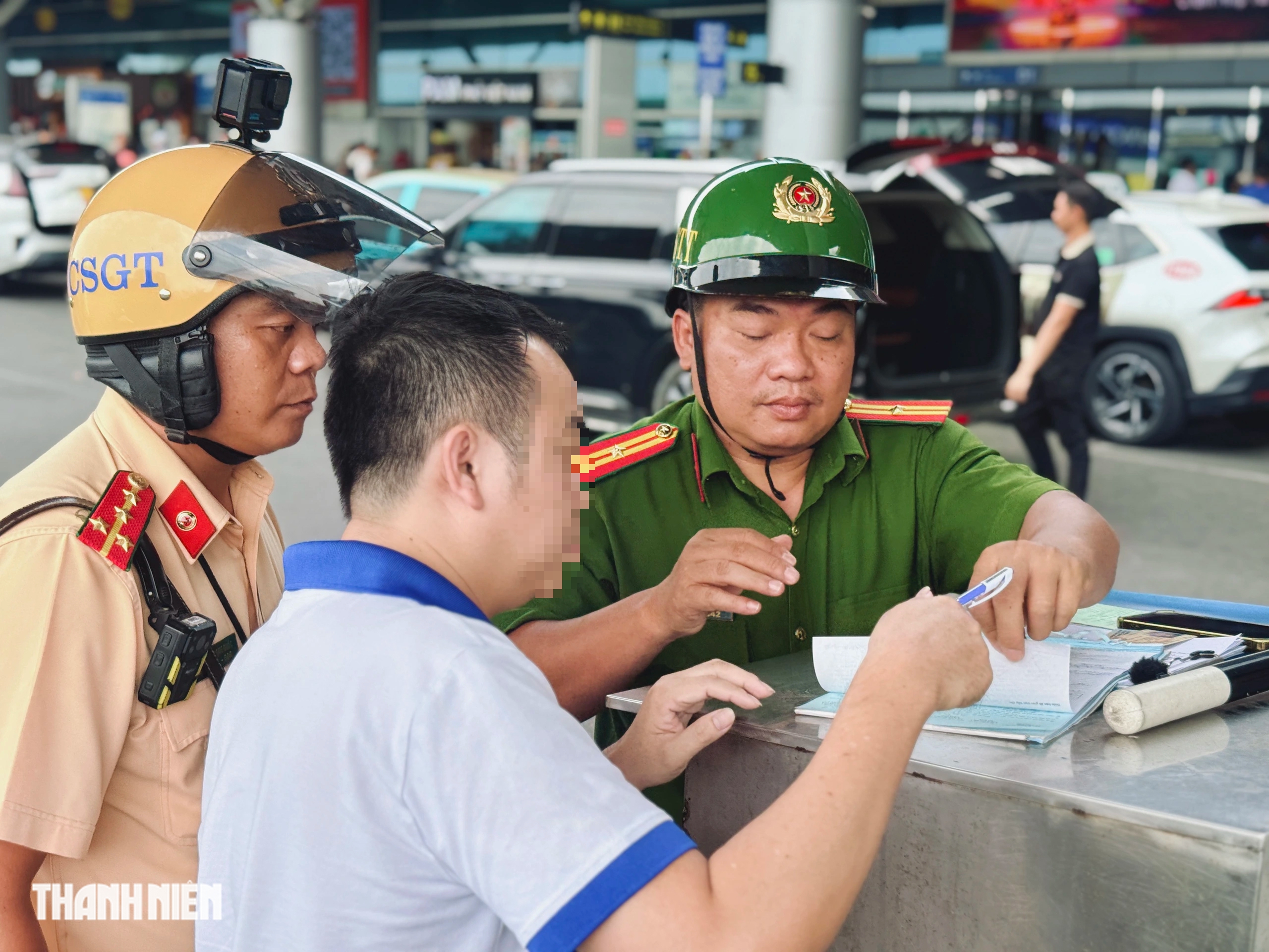 Dừng xe sai ở s&acirc;n bay T&acirc;n Sơn Nhất, nhiều t&agrave;i xế bị phạt 700.000 đồng - Ảnh 5.