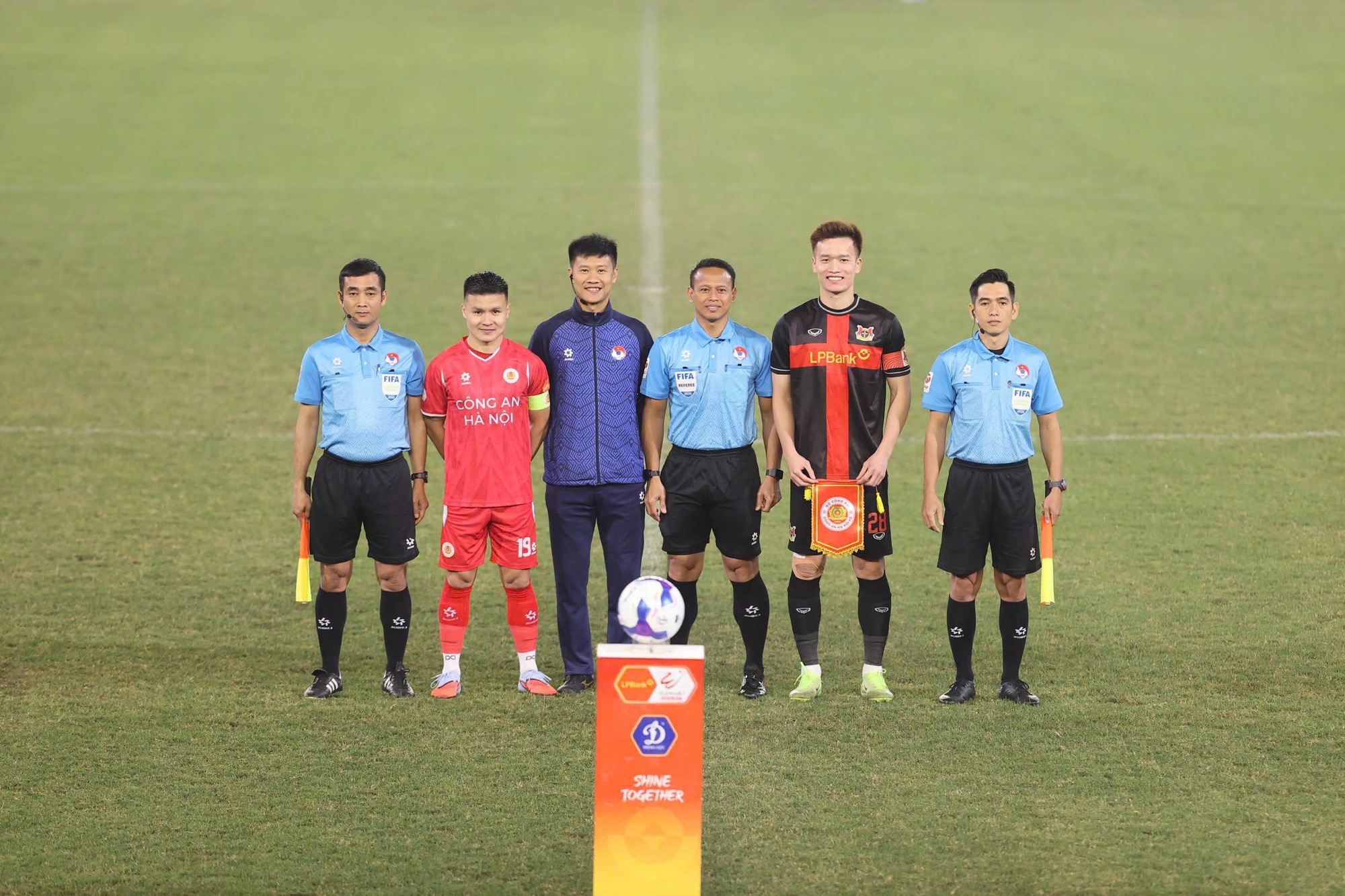 Lộ diện 2 trọng tài Malaysia thổi 2 trận cực nóng V-League, xuất hiện nhân tố ‘lạ’ - Ảnh 2.