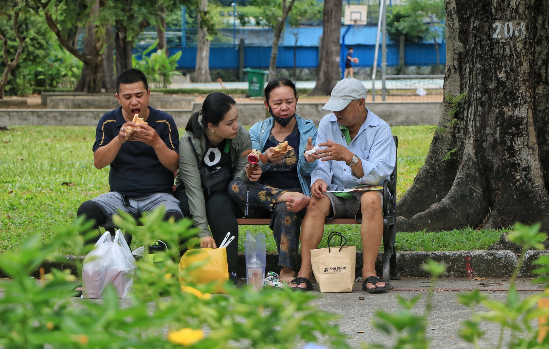 Ng&agrave;y đầu lễ hội b&aacute;nh m&igrave; ngay trung t&acirc;m TP.HCM: Giữa trưa, &ugrave;n &ugrave;n người đổ về  - Ảnh 2.