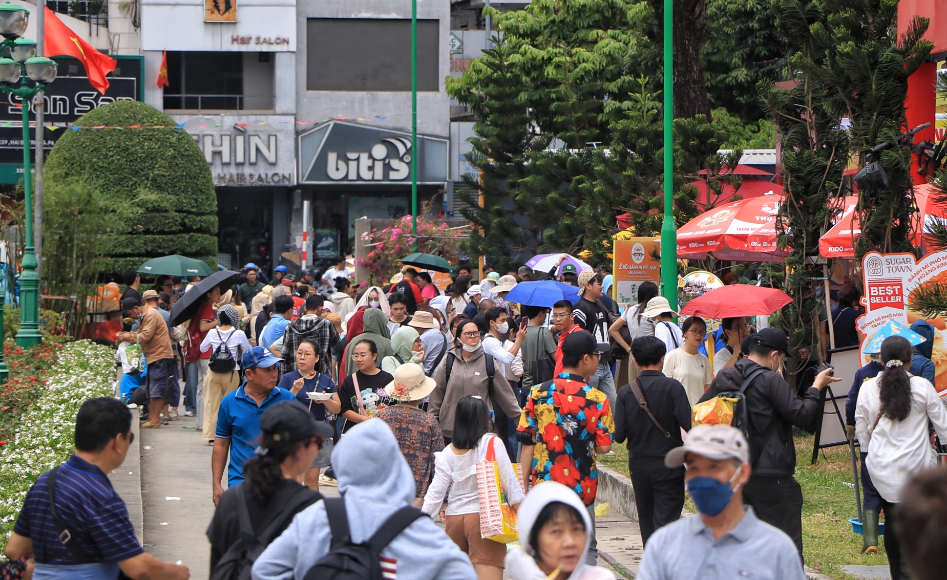 Ng&agrave;y đầu lễ hội b&aacute;nh m&igrave; ngay trung t&acirc;m TP.HCM: Giữa trưa, &ugrave;n &ugrave;n người đổ về  - Ảnh 1.