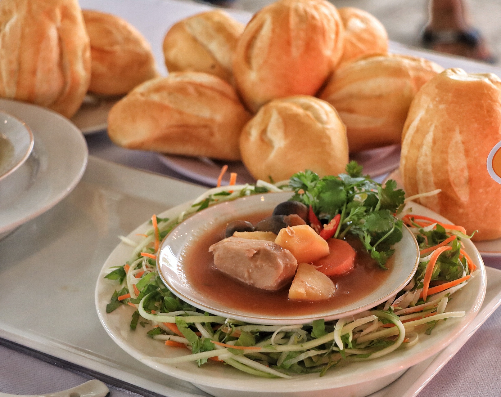 Ng&agrave;y đầu lễ hội b&aacute;nh m&igrave; ngay trung t&acirc;m TP.HCM: Giữa trưa, &ugrave;n &ugrave;n người đổ về  - Ảnh 12.