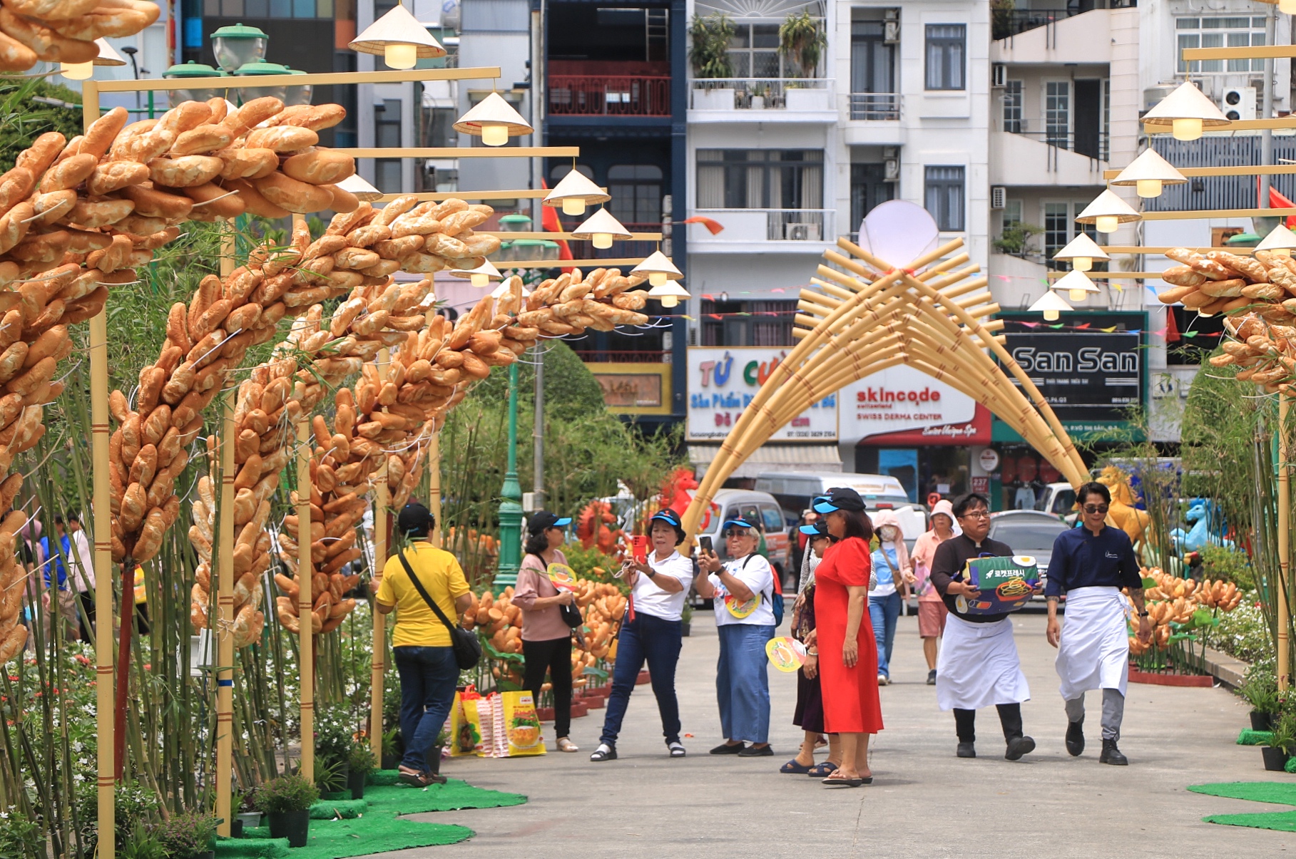 Ng&agrave;y đầu lễ hội b&aacute;nh m&igrave; ngay trung t&acirc;m TP.HCM: Giữa trưa, &ugrave;n &ugrave;n người đổ về  - Ảnh 10.