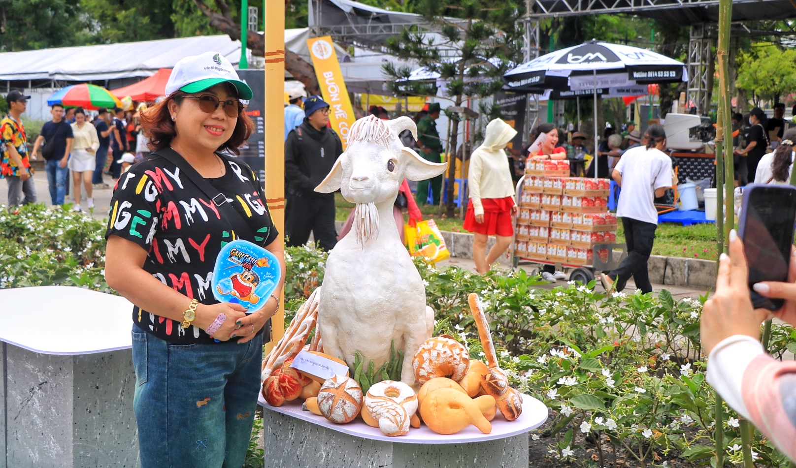 Ng&agrave;y đầu lễ hội b&aacute;nh m&igrave; ngay trung t&acirc;m TP.HCM: Giữa trưa, &ugrave;n &ugrave;n người đổ về  - Ảnh 8.