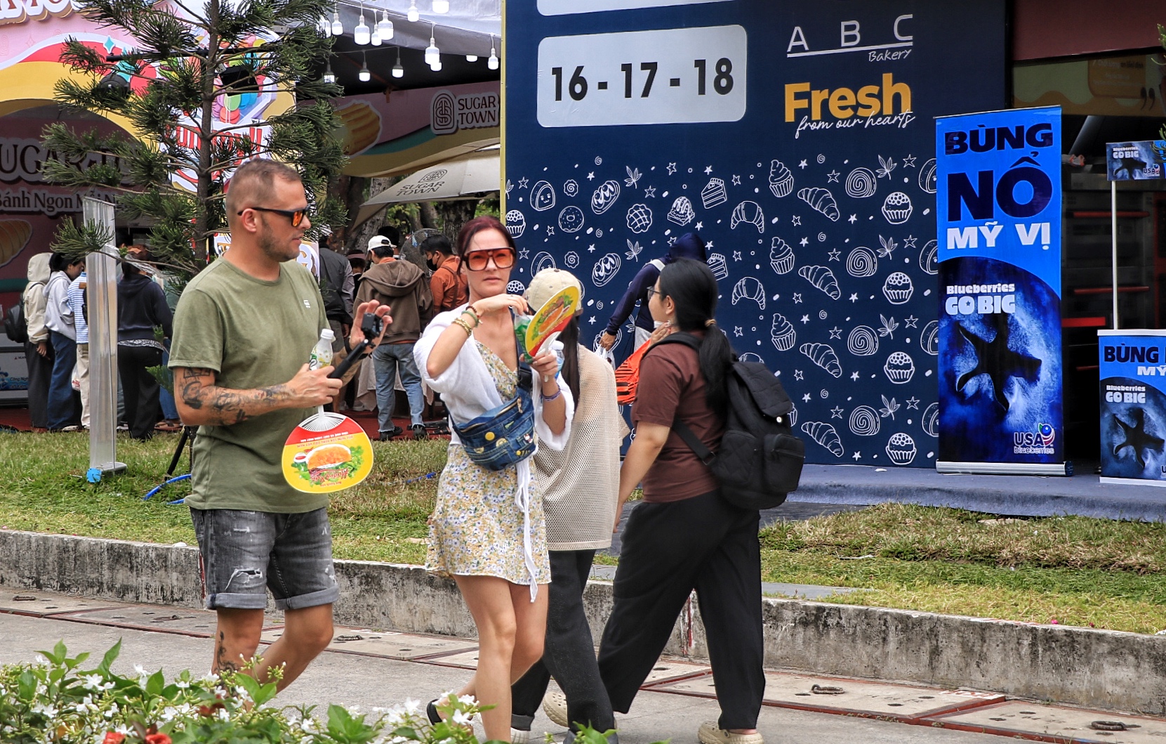 Ng&agrave;y đầu lễ hội b&aacute;nh m&igrave; ngay trung t&acirc;m TP.HCM: Giữa trưa, &ugrave;n &ugrave;n người đổ về  - Ảnh 7.