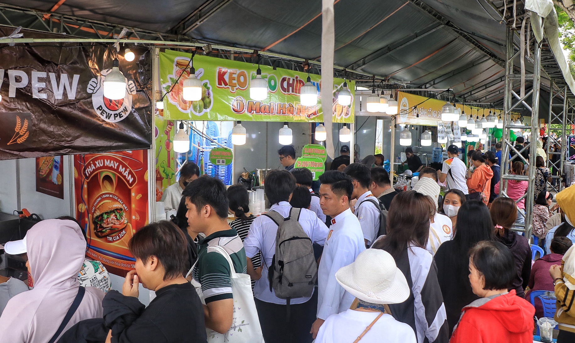 Ng&agrave;y đầu lễ hội b&aacute;nh m&igrave; ngay trung t&acirc;m TP.HCM: Giữa trưa, &ugrave;n &ugrave;n người đổ về  - Ảnh 3.