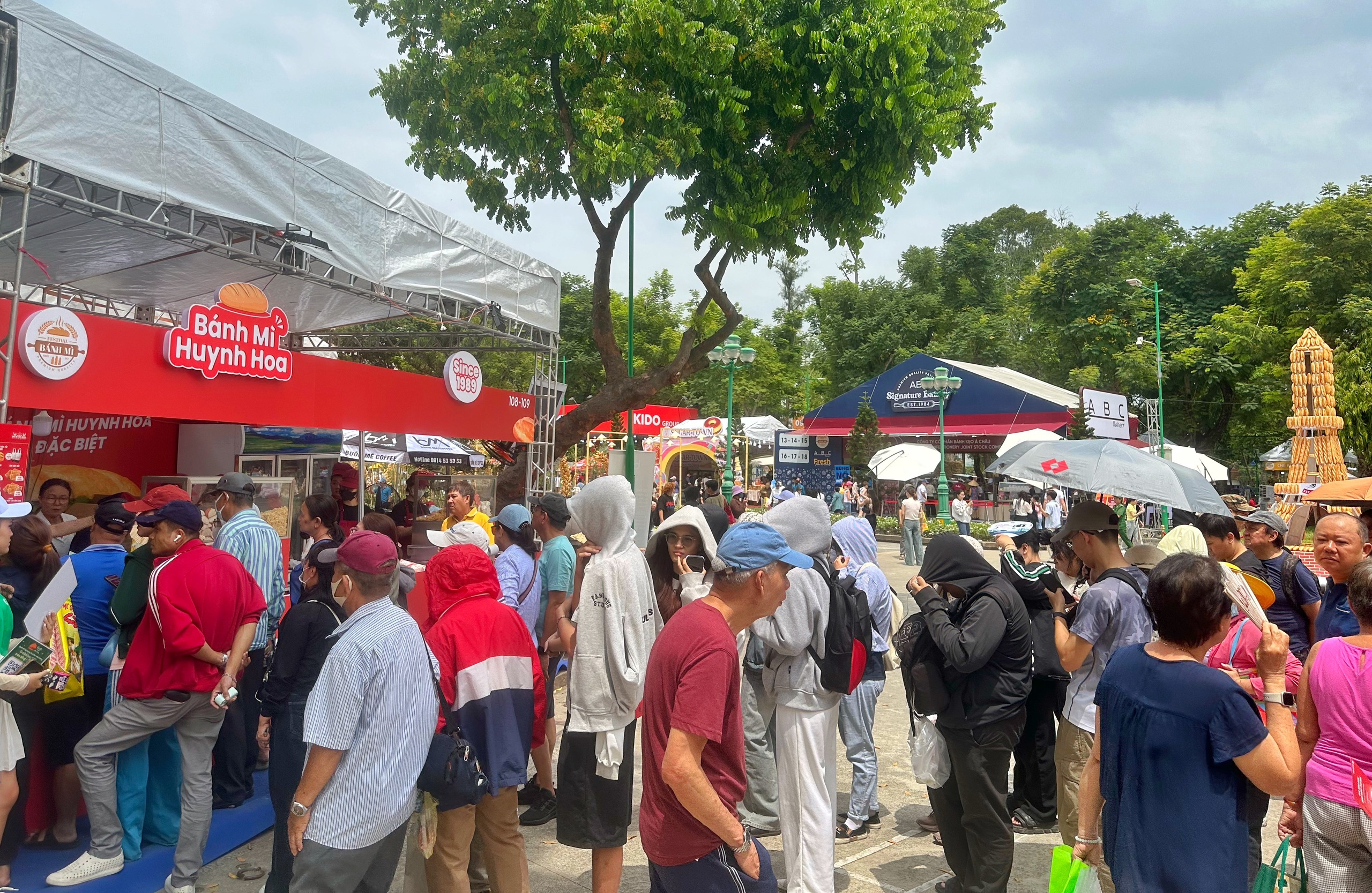 Ng&agrave;y đầu lễ hội b&aacute;nh m&igrave; ngay trung t&acirc;m TP.HCM: Giữa trưa, &ugrave;n &ugrave;n người đổ về  - Ảnh 4.