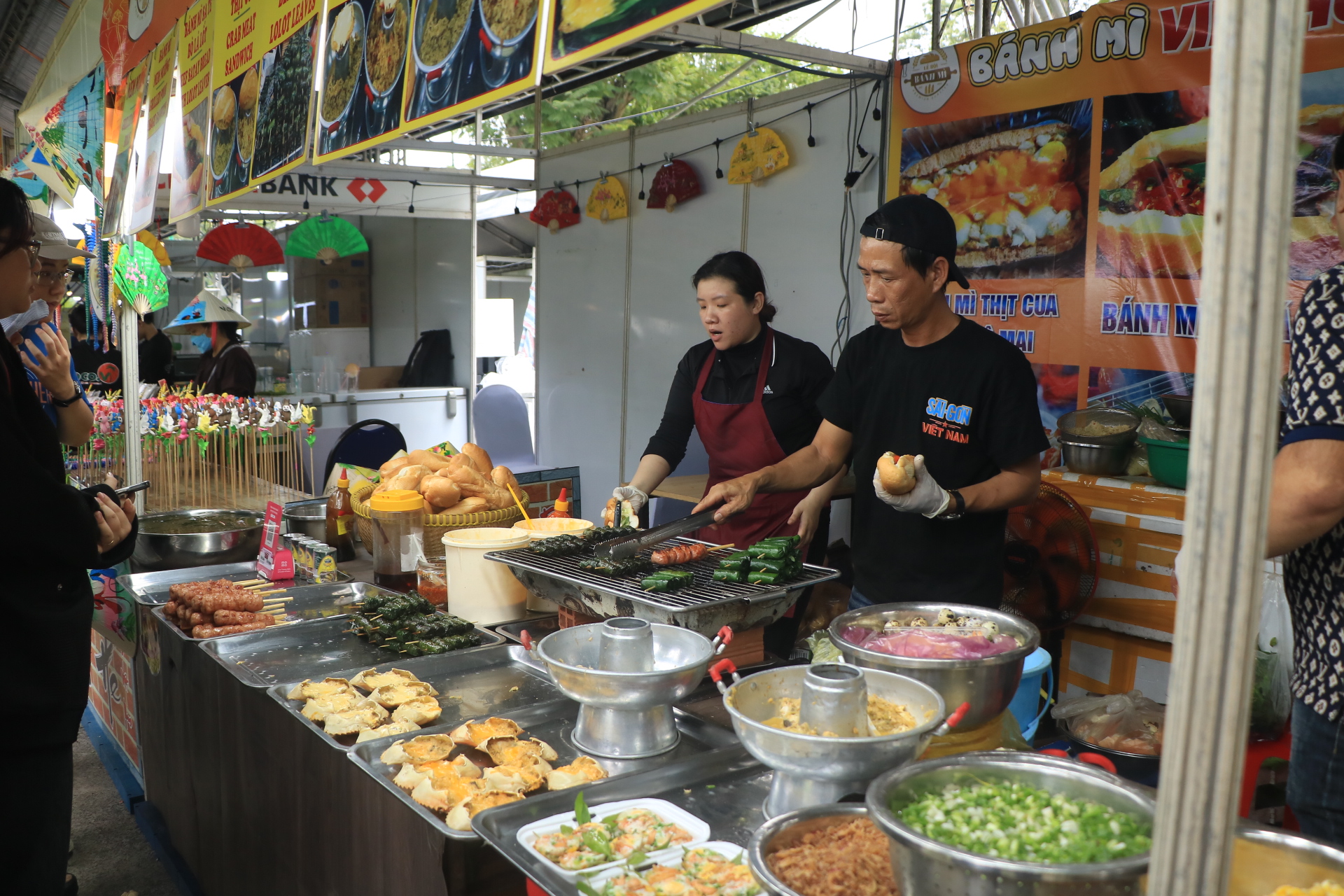Ng&agrave;y đầu lễ hội b&aacute;nh m&igrave; ngay trung t&acirc;m TP.HCM: Giữa trưa, &ugrave;n &ugrave;n người đổ về  - Ảnh 13.