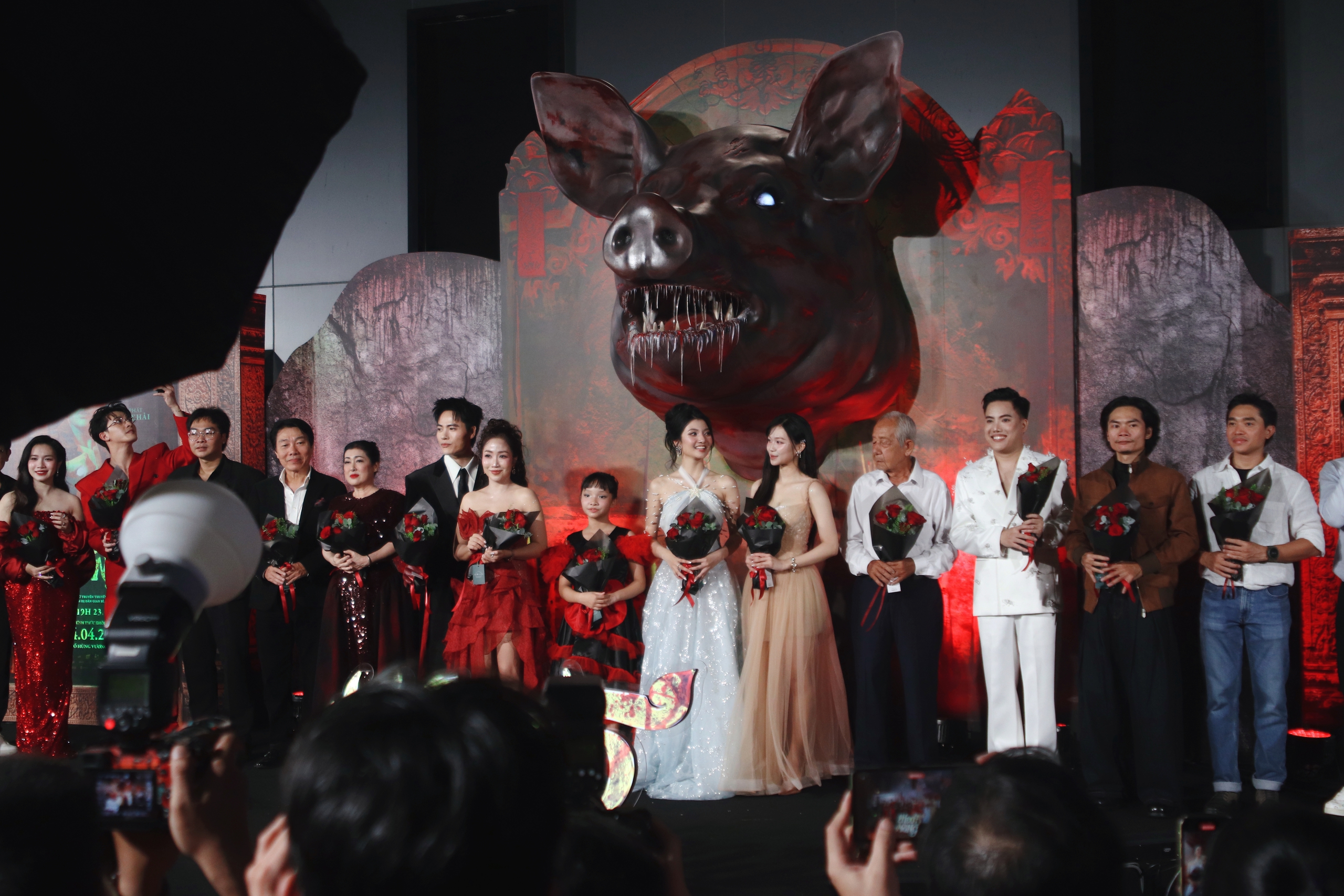 Kim Tuyến, Thi&ecirc;n An, Diệp Bảo Ngọc 'đọ sắc' tr&ecirc;n thảm đỏ - Ảnh 1.