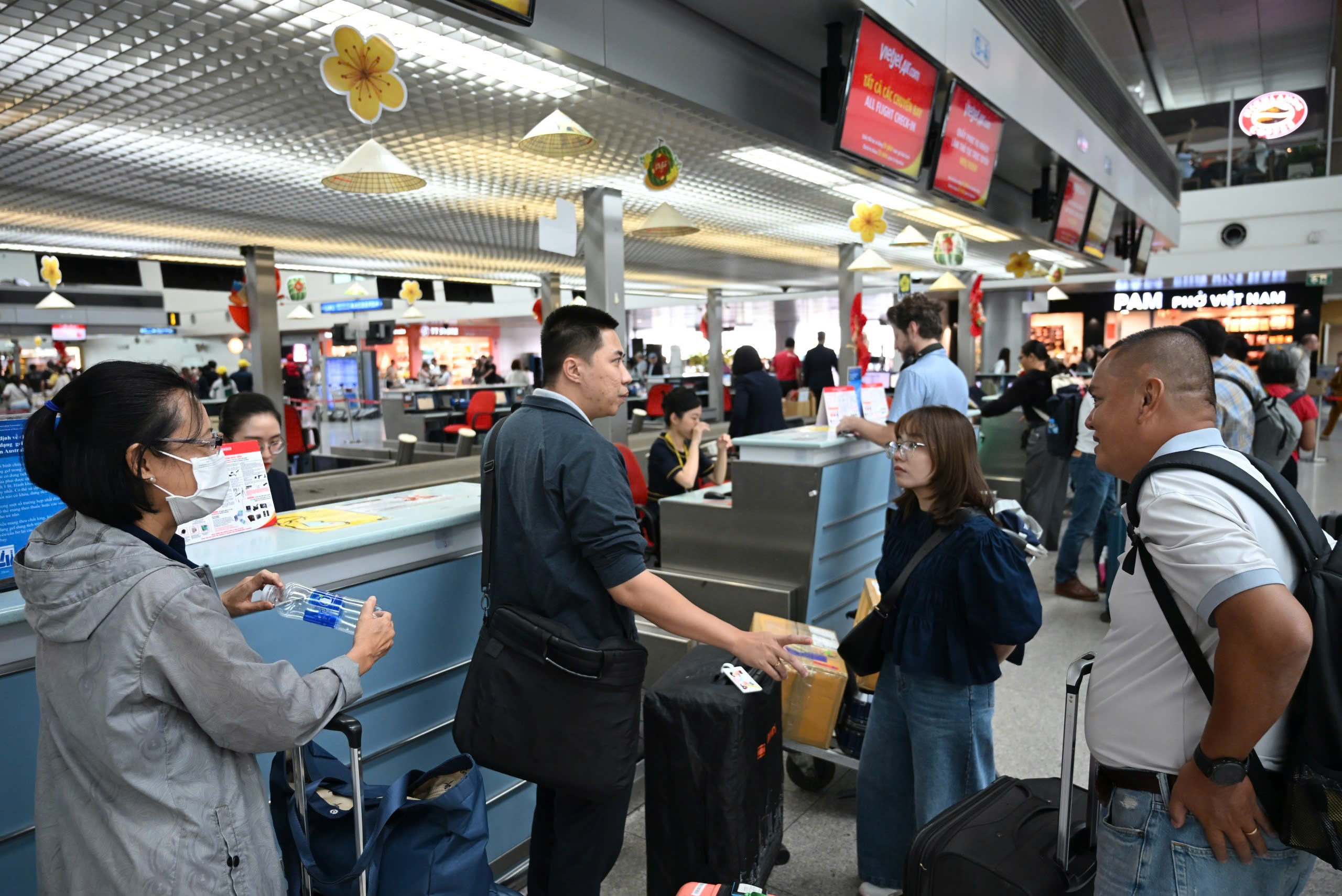 Loạt đường bay tới các thủ phủ du lịch lễ sắp khóa sổ, giá vé 'bỏng tay'- Ảnh 1.