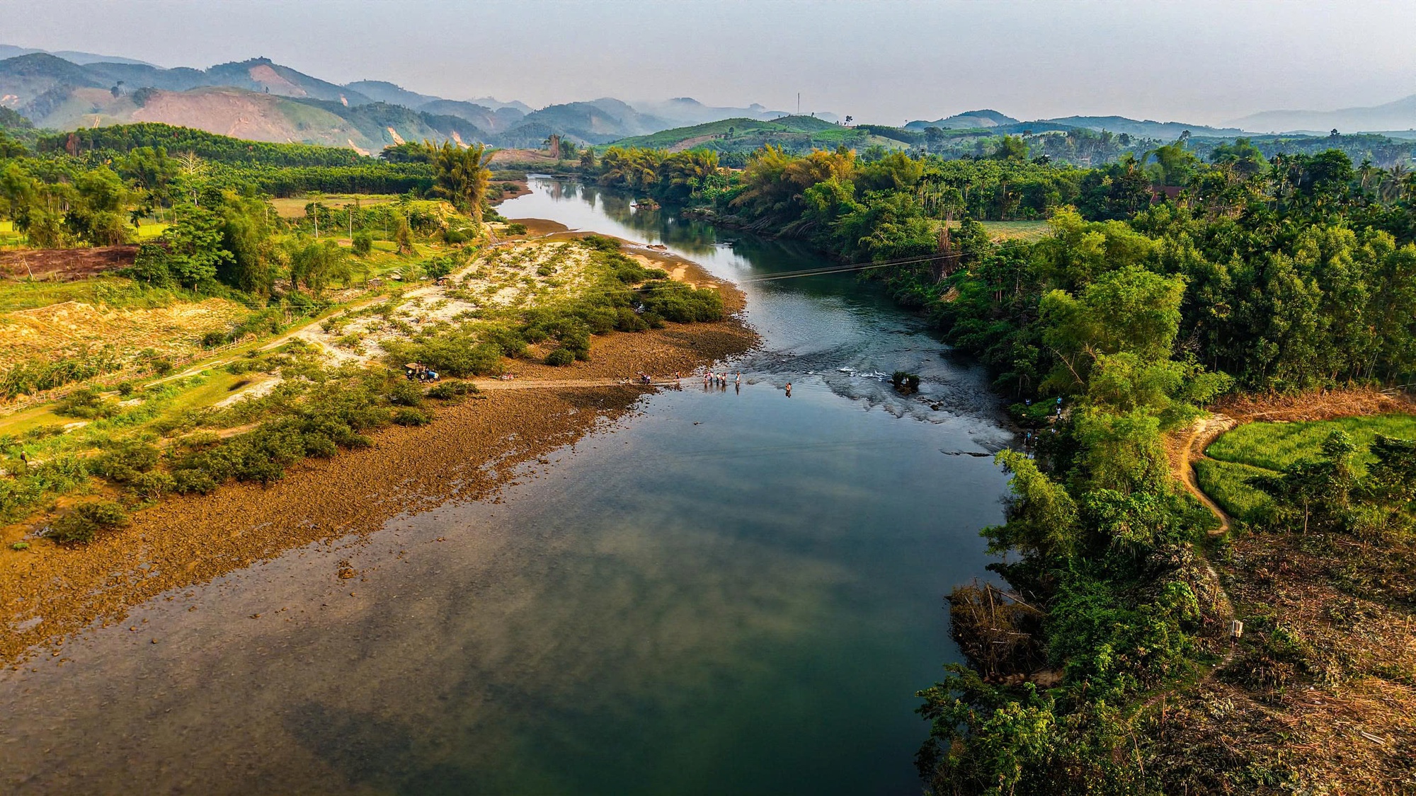C&otilde;ng con qua s&ocirc;ng X&agrave; L&ograve; đến trường: H&agrave;nh tr&igrave;nh đầy thử th&aacute;ch tại Quảng Ng&atilde;i - Ảnh 2.