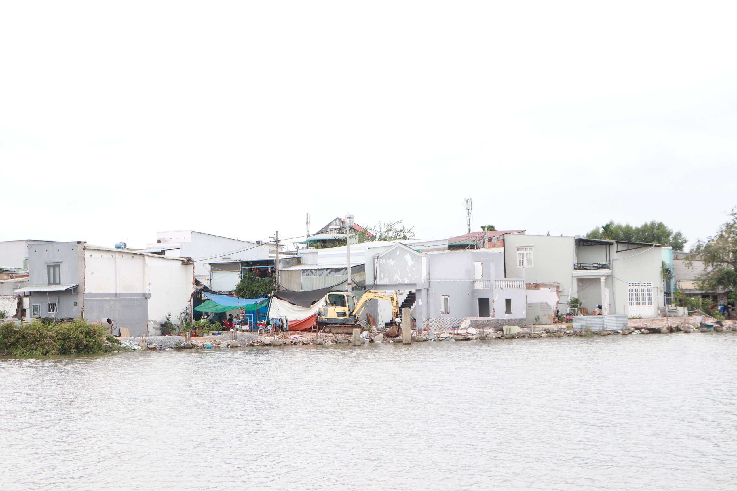 &Aacute;m ảnh nh&agrave; ch&ecirc;nh v&ecirc;nh b&ecirc;n m&eacute;p nước: M&ograve;n mỏi chờ lộ tr&igrave;nh di dời - Ảnh 5.