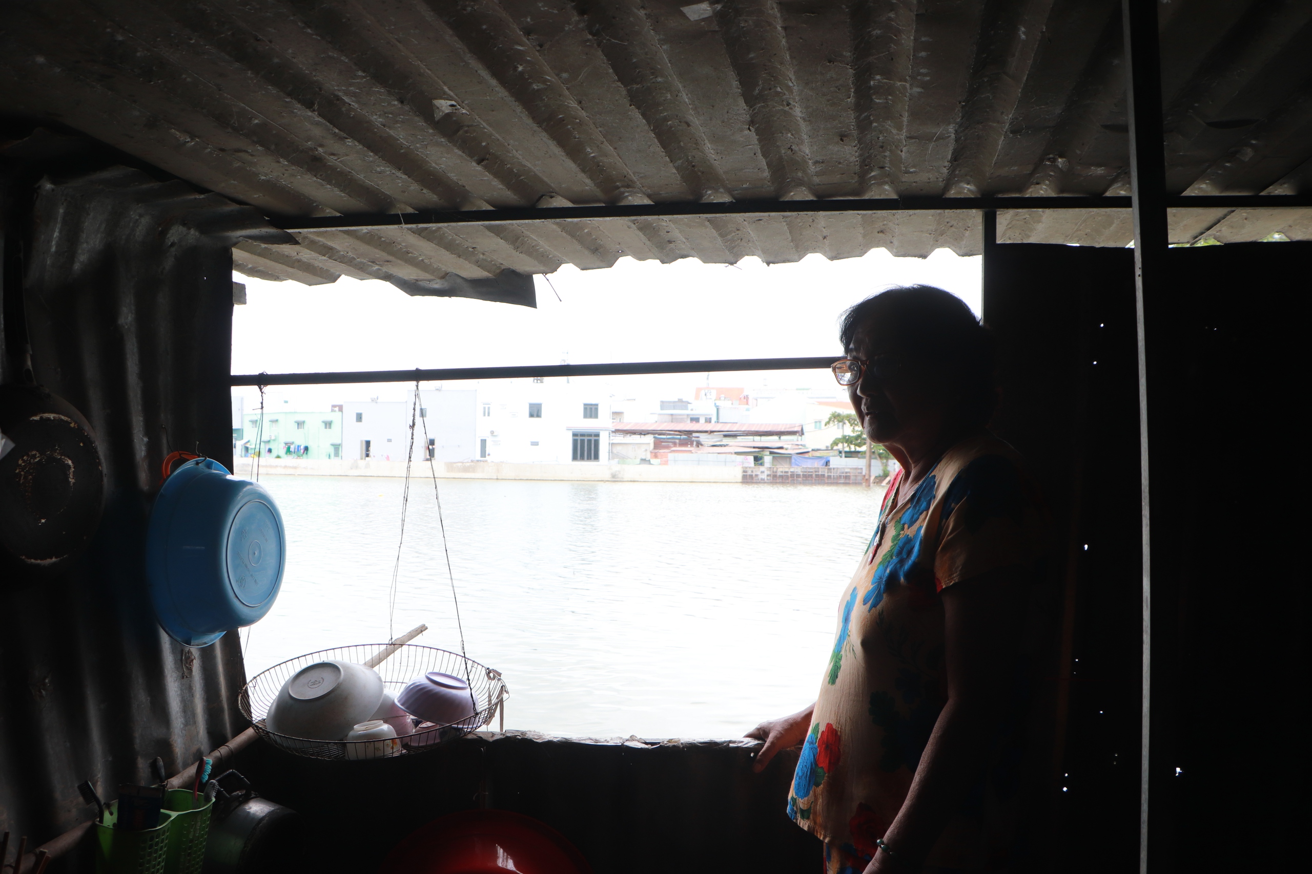 &Aacute;m ảnh nh&agrave; ch&ecirc;nh v&ecirc;nh b&ecirc;n m&eacute;p nước: M&ograve;n mỏi chờ lộ tr&igrave;nh di dời - Ảnh 1.