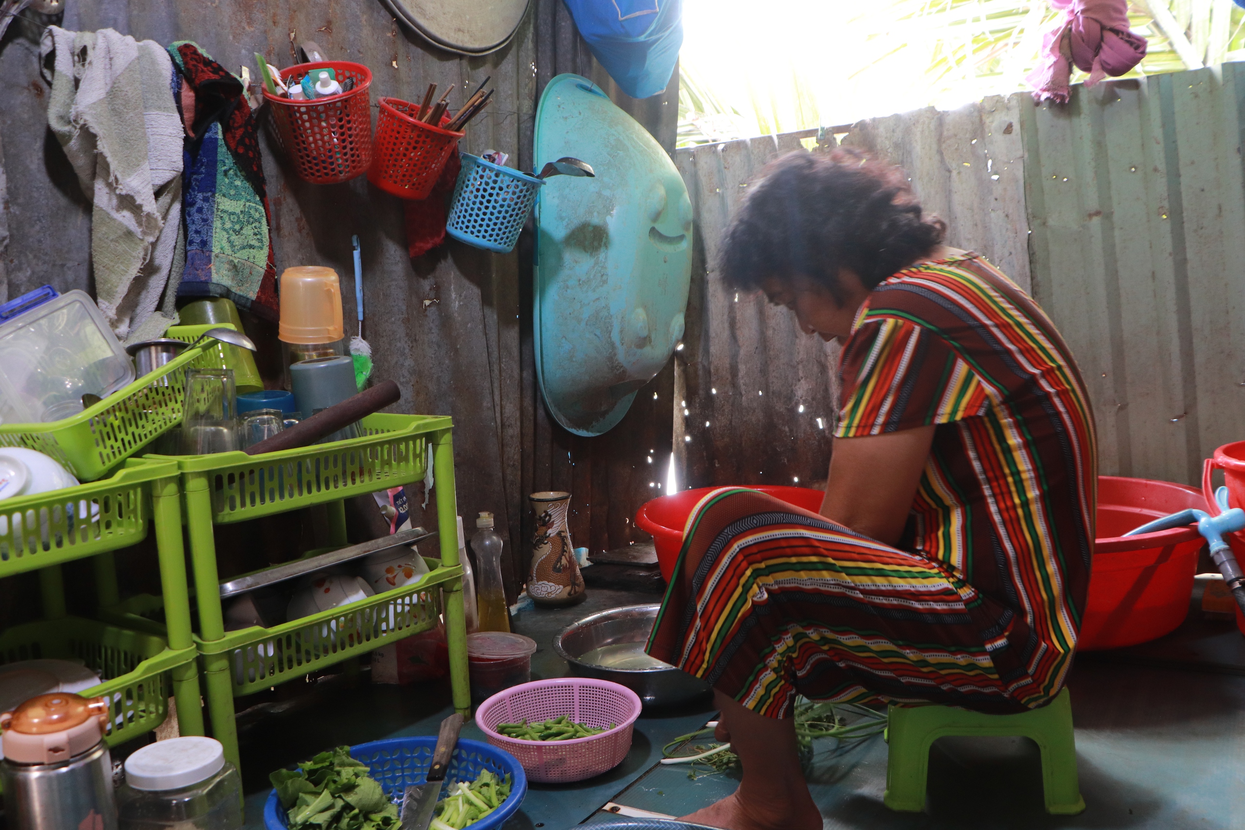 &Aacute;m ảnh nh&agrave; ch&ecirc;nh v&ecirc;nh b&ecirc;n m&eacute;p nước: M&ograve;n mỏi chờ lộ tr&igrave;nh di dời - Ảnh 2.