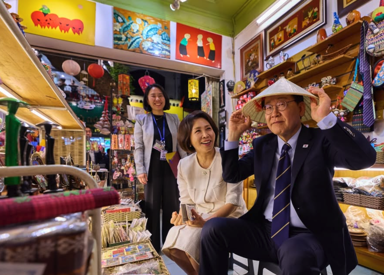 Tổng thống Hàn Quốc và phu nhân ăn phở, đi dạo quanh hồ Hoàn Kiếm- Ảnh 2.