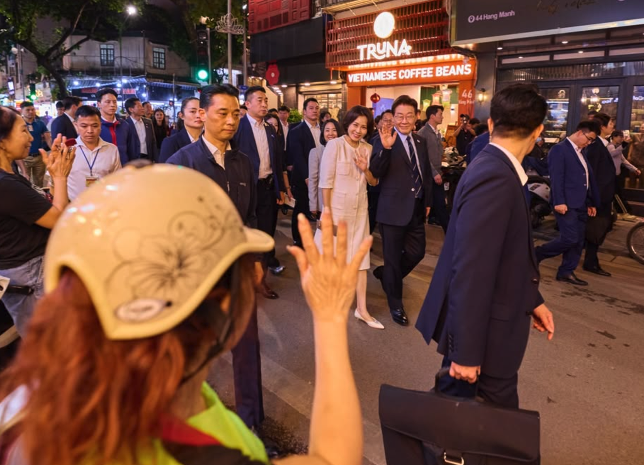 Tổng thống Hàn Quốc và phu nhân ăn phở, đi dạo quanh hồ Hoàn Kiếm- Ảnh 3.