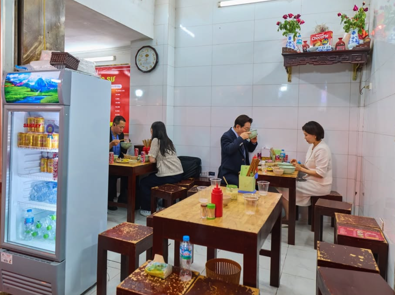 Tổng thống Hàn Quốc và phu nhân ăn phở, đi dạo quanh hồ Hoàn Kiếm- Ảnh 4.