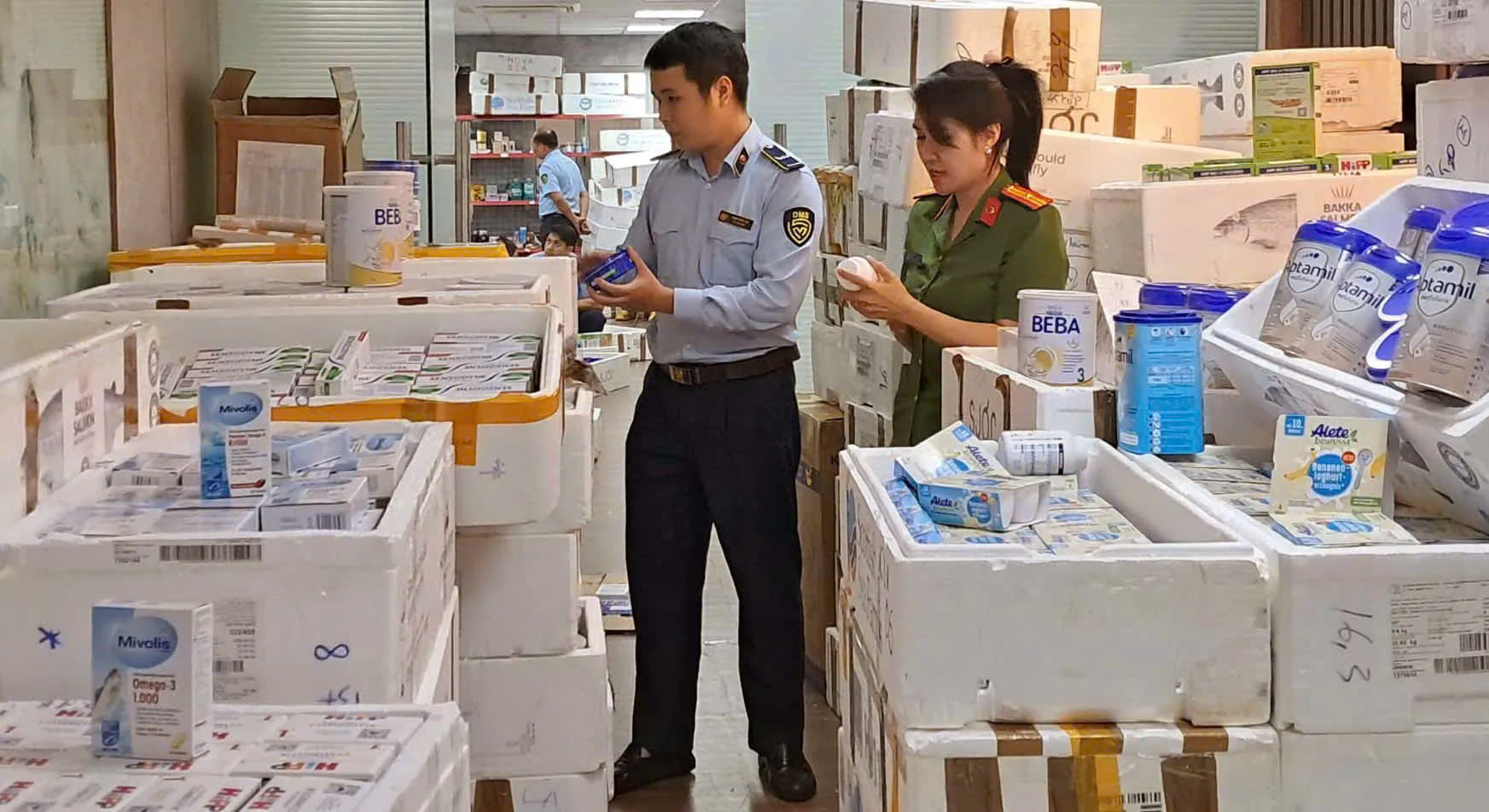 Không qua kiểm soát chất lượng, hàng 'xách tay' tiềm ẩn rủi ro cho sức khỏe- Ảnh 1.