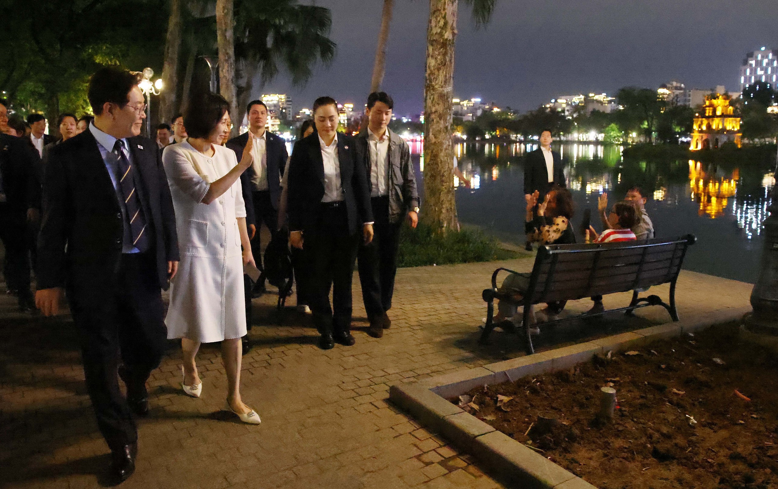 Tổng thống Hàn Quốc và phu nhân ăn phở, đi dạo quanh hồ Hoàn Kiếm- Ảnh 8.