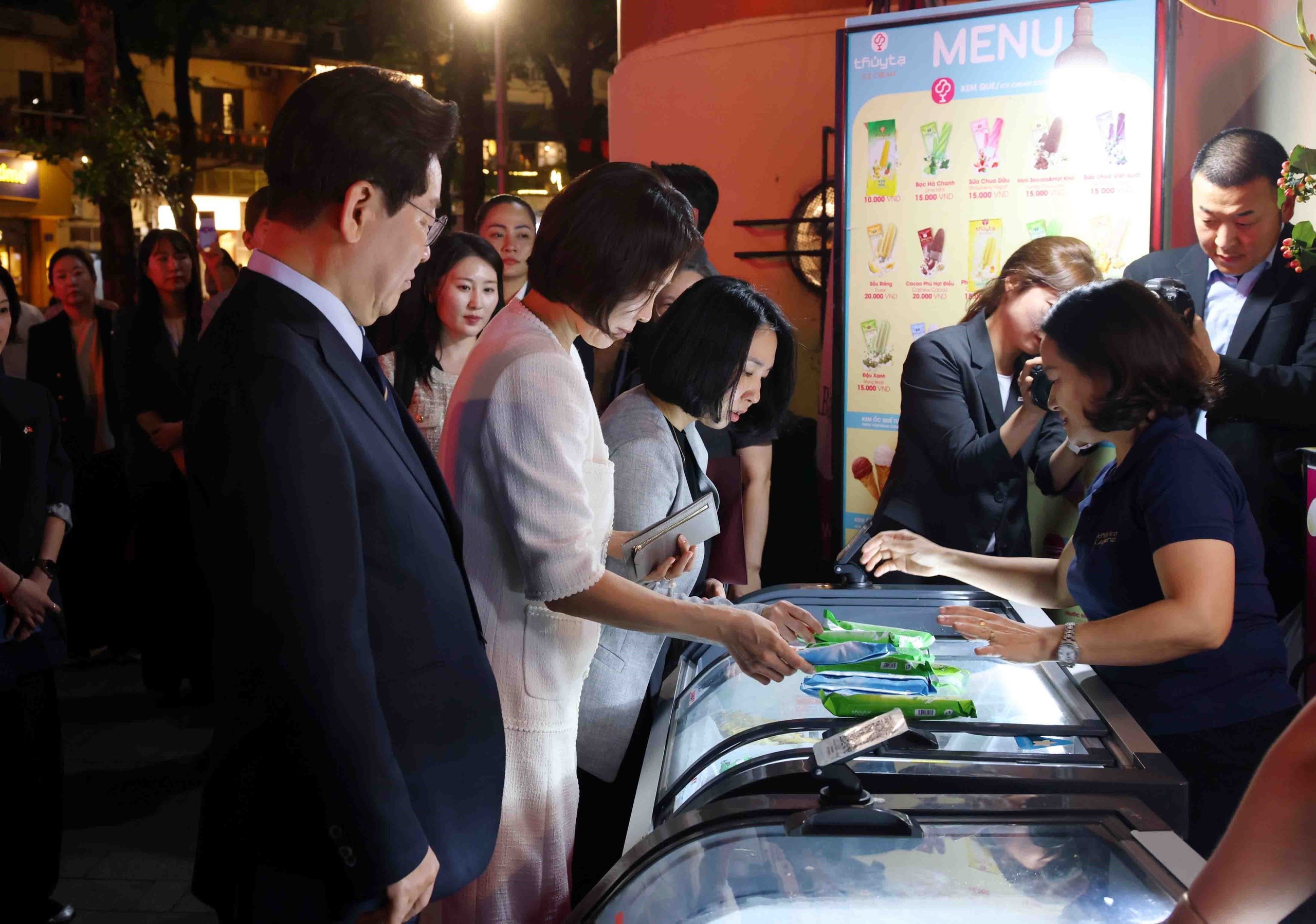 Tổng thống Hàn Quốc và phu nhân ăn phở, đi dạo quanh hồ Hoàn Kiếm- Ảnh 6.