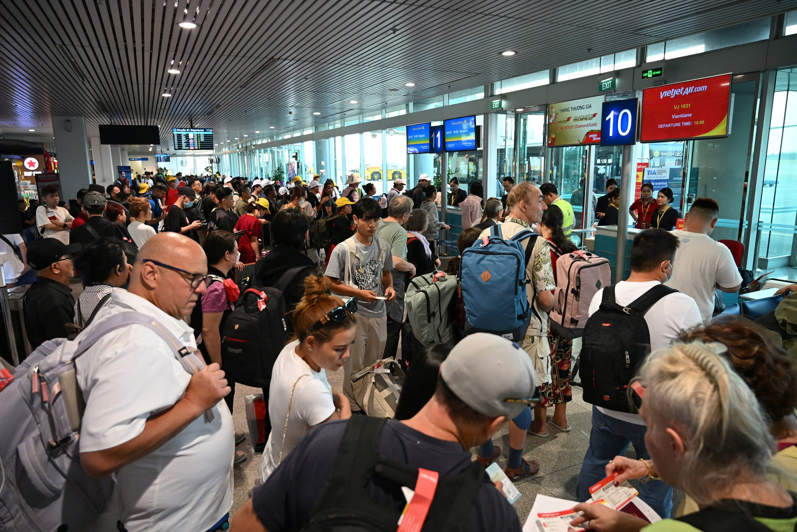 Loạt đường bay tới các thủ phủ du lịch lễ sắp khóa sổ, giá vé 'bỏng tay'- Ảnh 2.