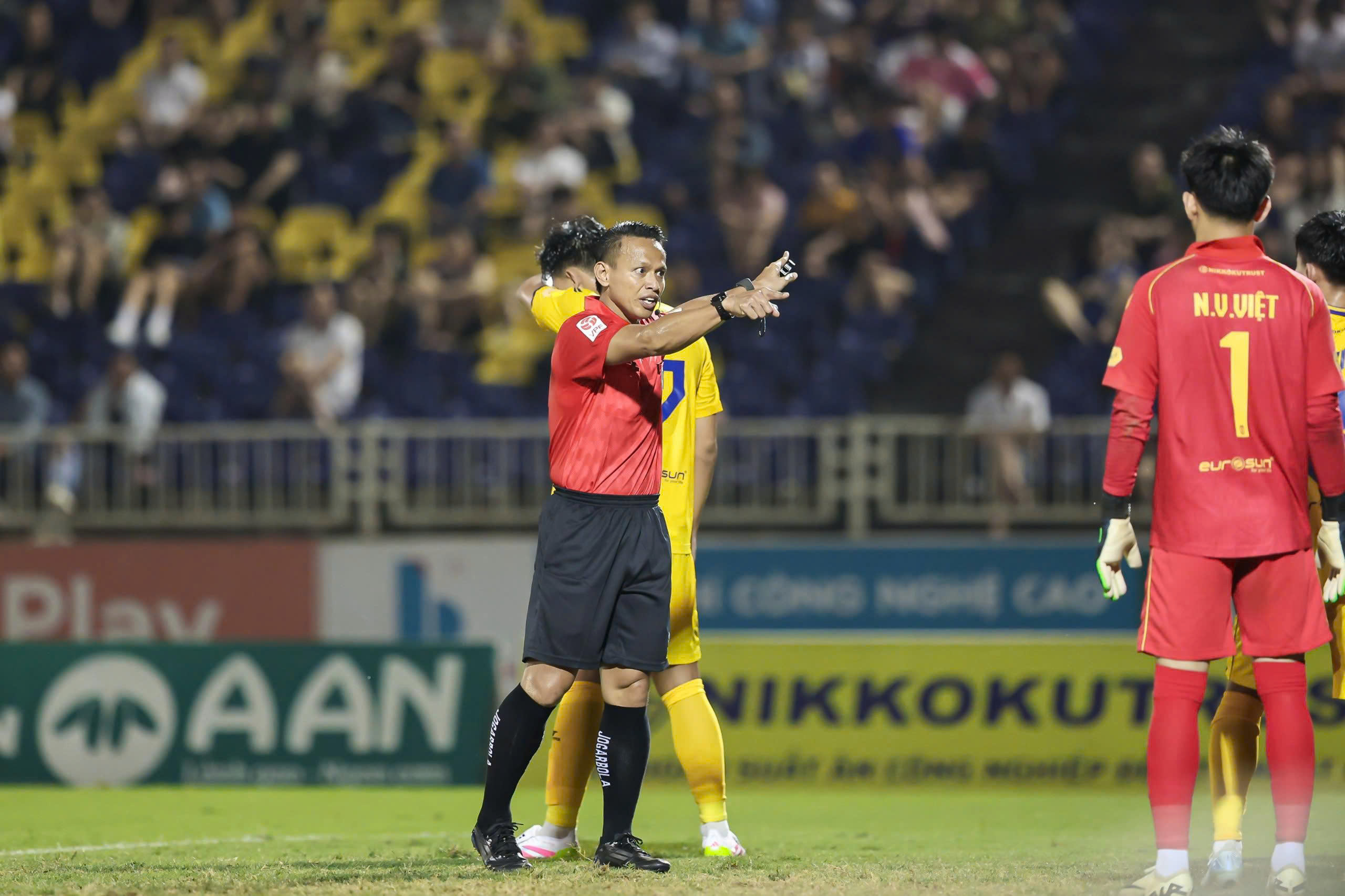 Lộ diện 2 trọng tài Malaysia thổi 2 trận cực nóng V-League, xuất hiện nhân tố ‘lạ’ - Ảnh 1.