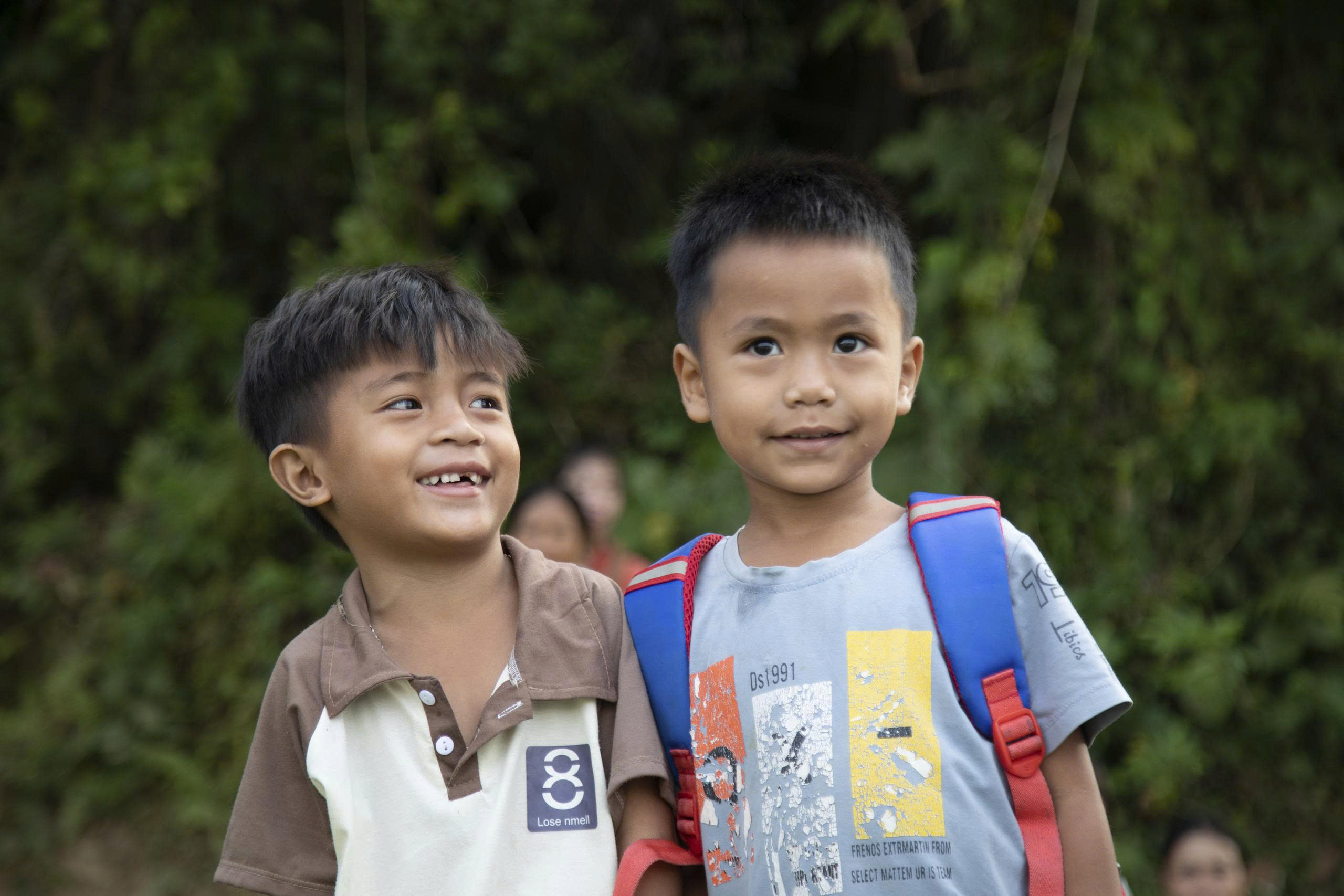 C&otilde;ng con qua s&ocirc;ng đến trường  - Ảnh 1.