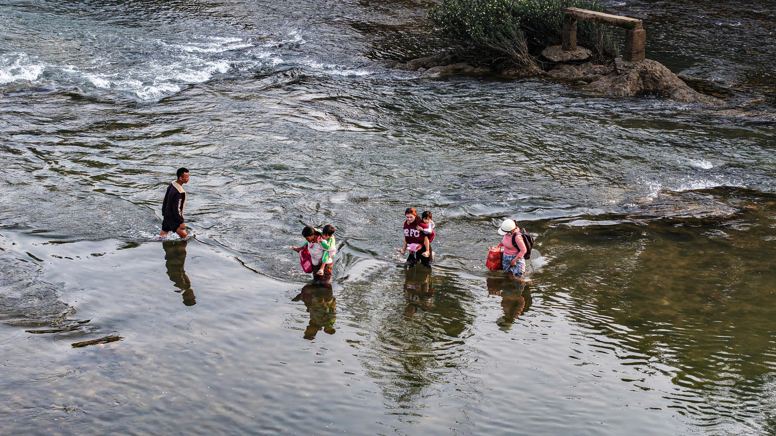C&otilde;ng con qua s&ocirc;ng đến trường  - Ảnh 2.