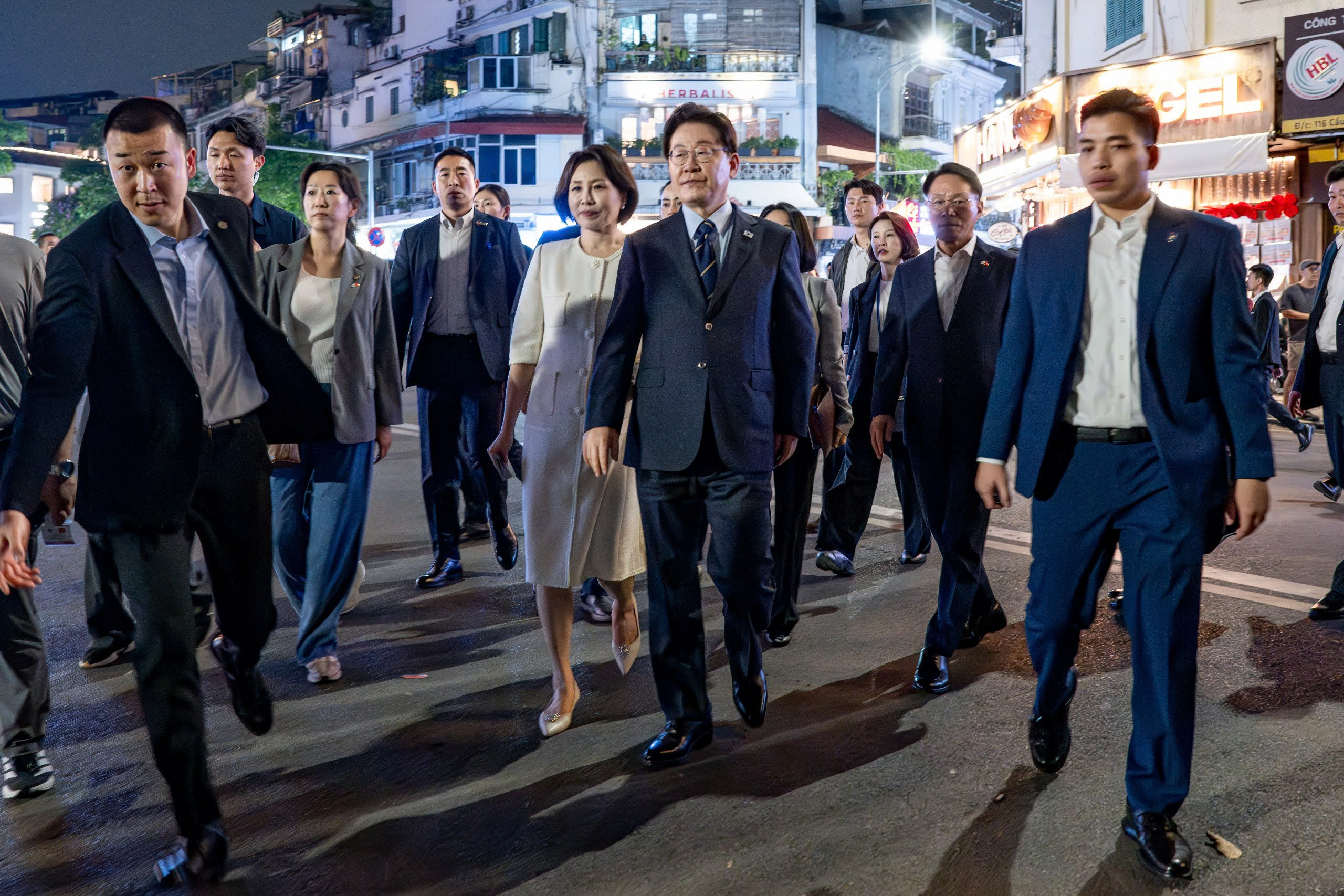 Tổng thống Hàn Quốc và phu nhân ăn phở, đi dạo quanh hồ Hoàn Kiếm- Ảnh 5.