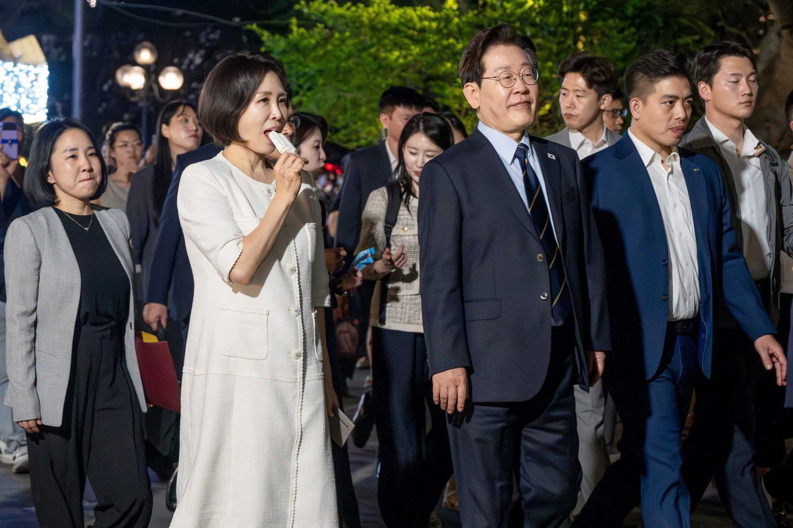 Tổng thống Hàn Quốc và phu nhân ăn phở, đi dạo quanh hồ Hoàn Kiếm- Ảnh 7.