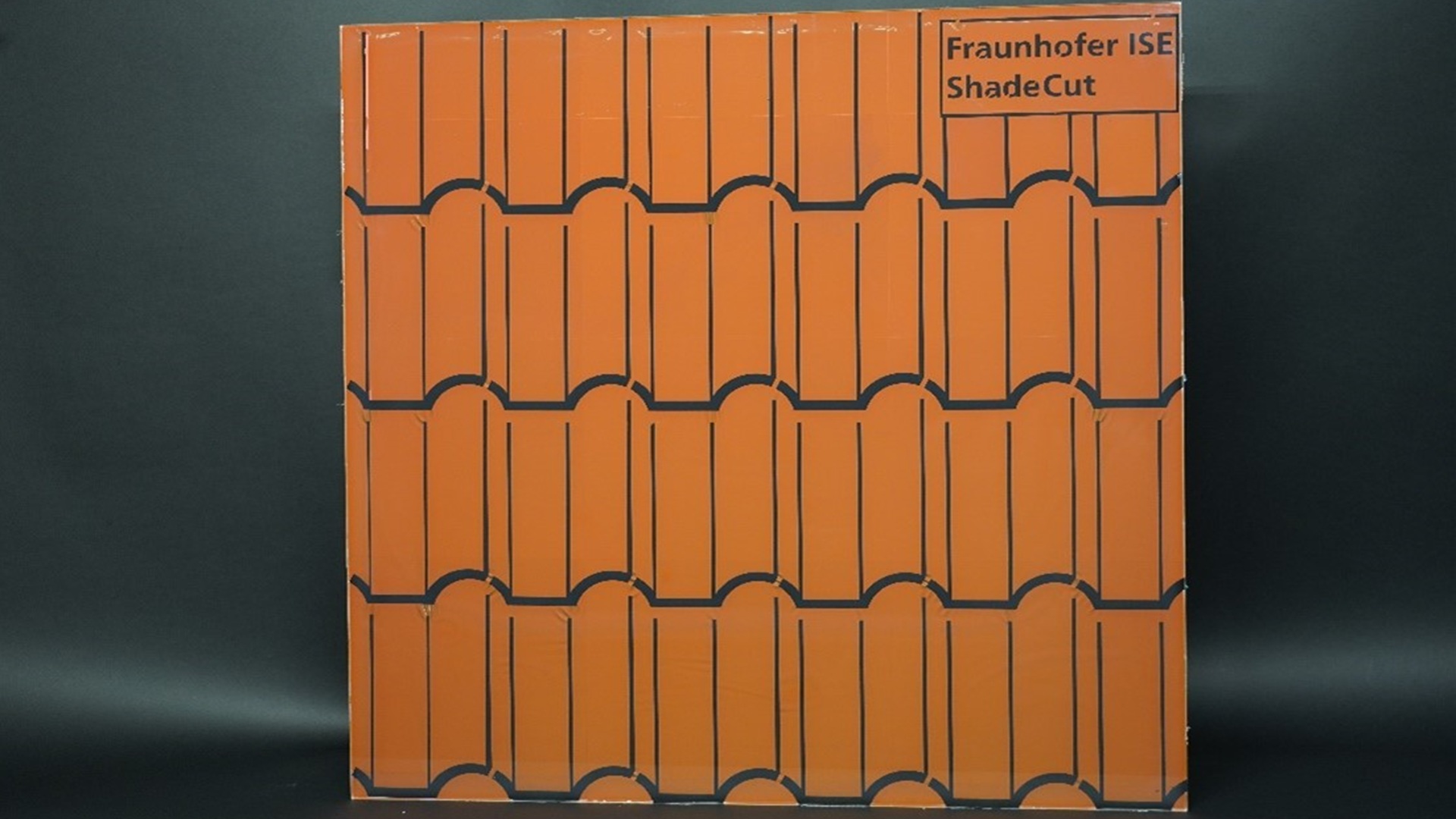 Lớp phủ đặc biệt biến pin mặt trời thành mái ngói đầy màu sắc - Ảnh 1.