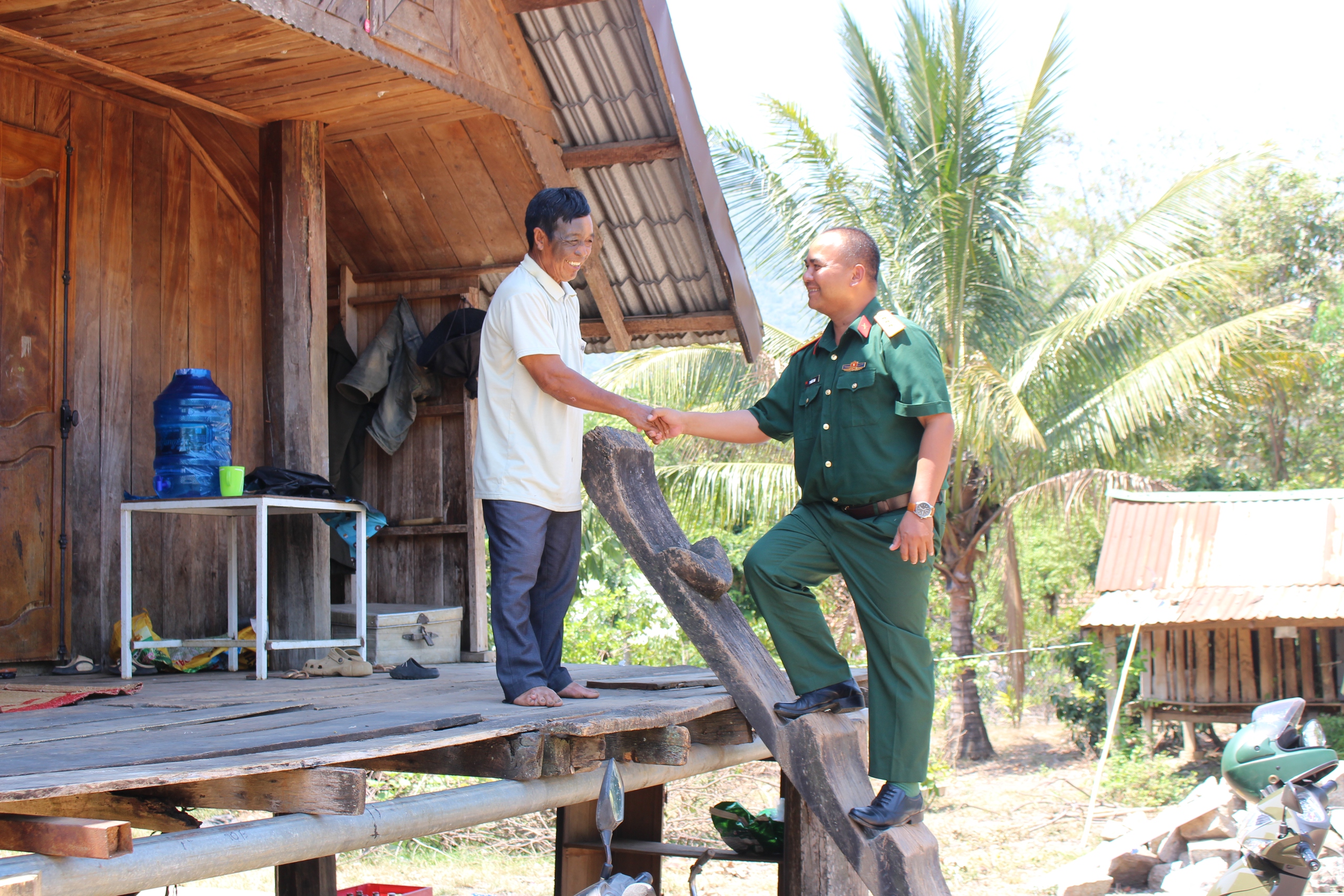Thượng tá Y Tuấn Ê Ban xây dựng thế trận lòng dân vững mạnh ở Tây nguyên - Ảnh 1.