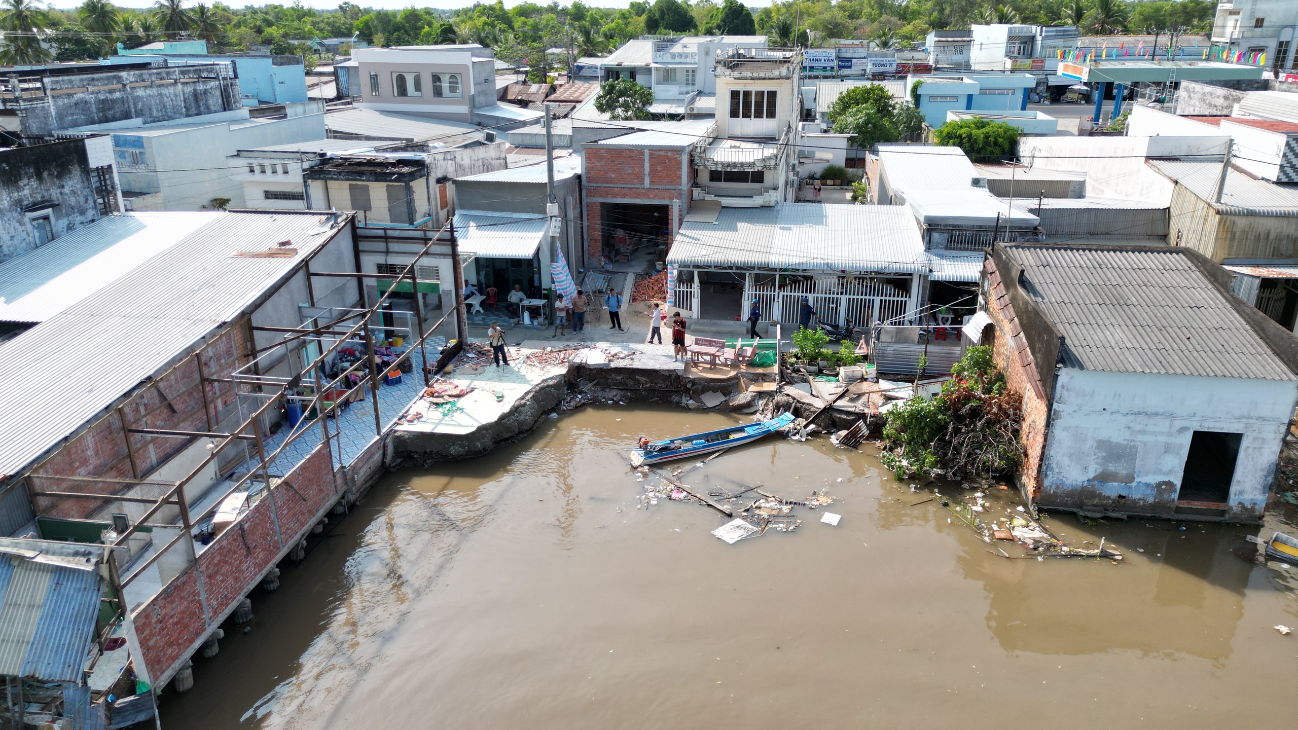 Sạt lở liên tiếp tại Cà Mau, đường sá và nhà cửa người dân nằm dưới sông- Ảnh 10.