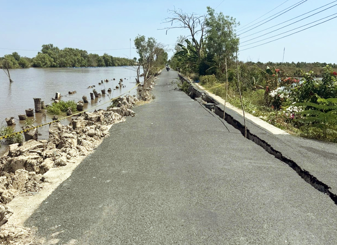 Sạt lở liên tiếp tại Cà Mau, đường sá và nhà cửa người dân nằm dưới sông- Ảnh 11.