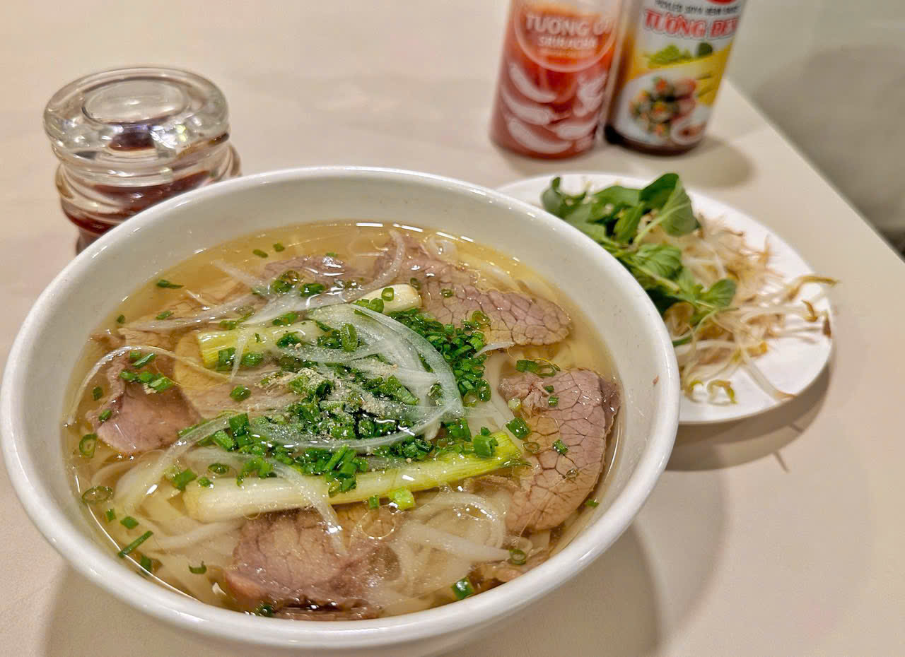 Qu&aacute;n phở ngay trung t&acirc;m TP.HCM được Tổng thống Mỹ Bill Clinton gh&eacute; ăn, giờ ra sao? - Ảnh 11.