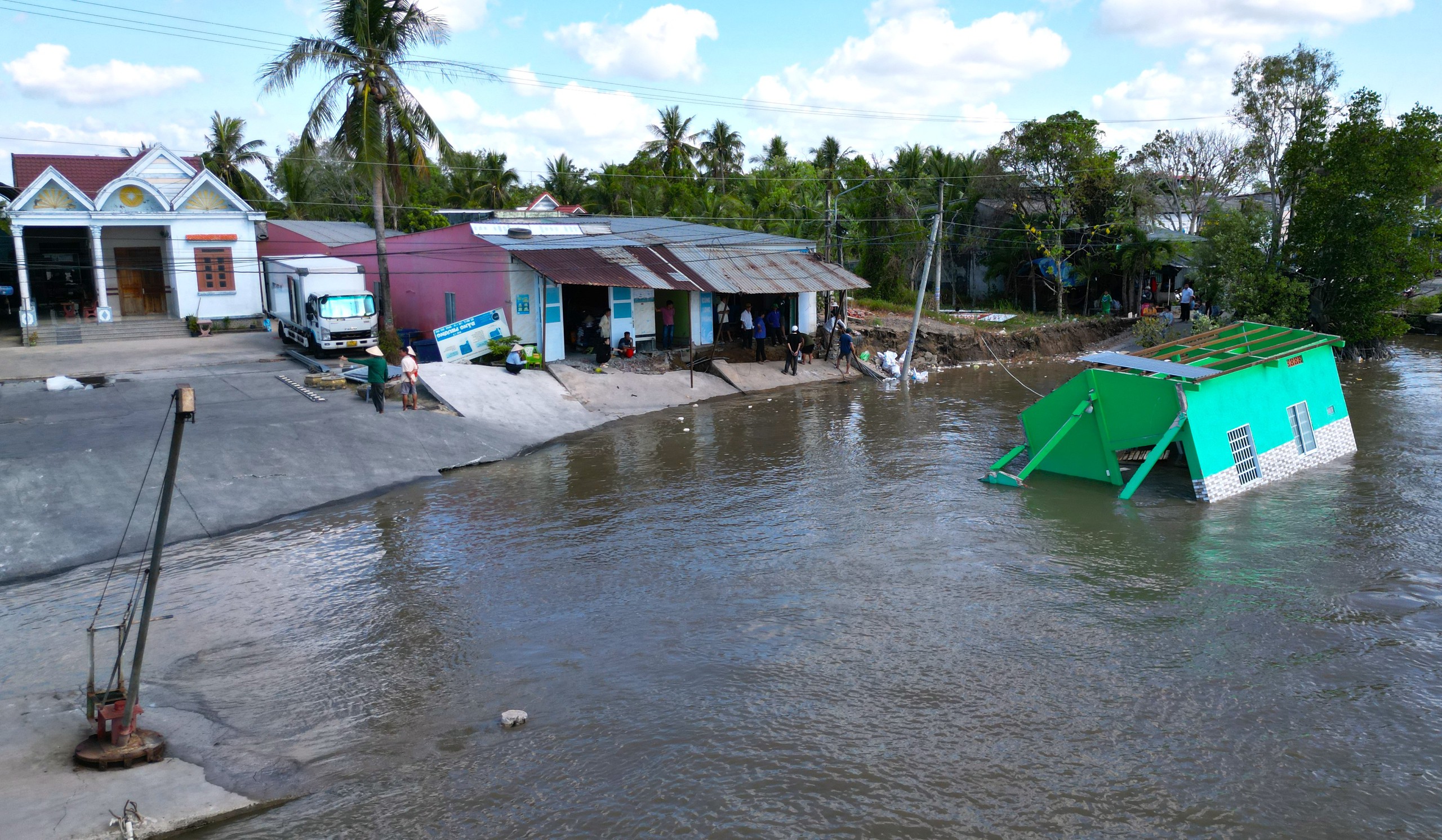 Sạt lở liên tiếp tại Cà Mau, đường sá và nhà cửa người dân nằm dưới sông- Ảnh 2.
