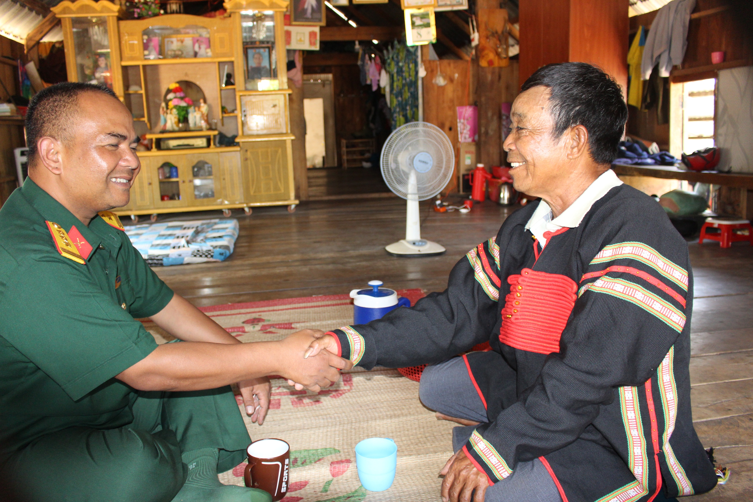 Thượng tá Y Tuấn Ê Ban xây dựng thế trận lòng dân vững mạnh ở Tây nguyên - Ảnh 2.